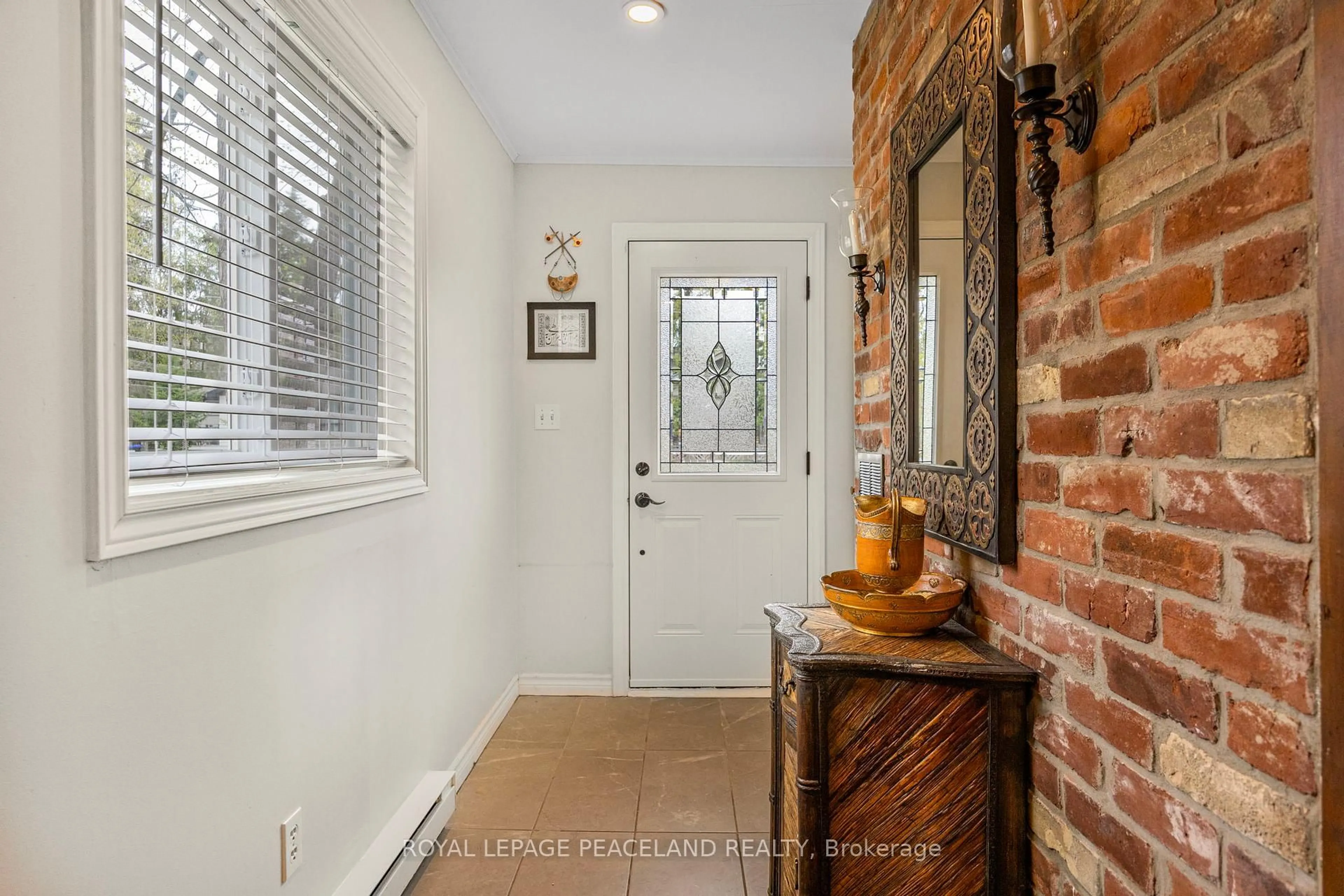 Indoor entryway for 14 Simcoe Ave, Oro-Medonte Ontario L0L 2E0