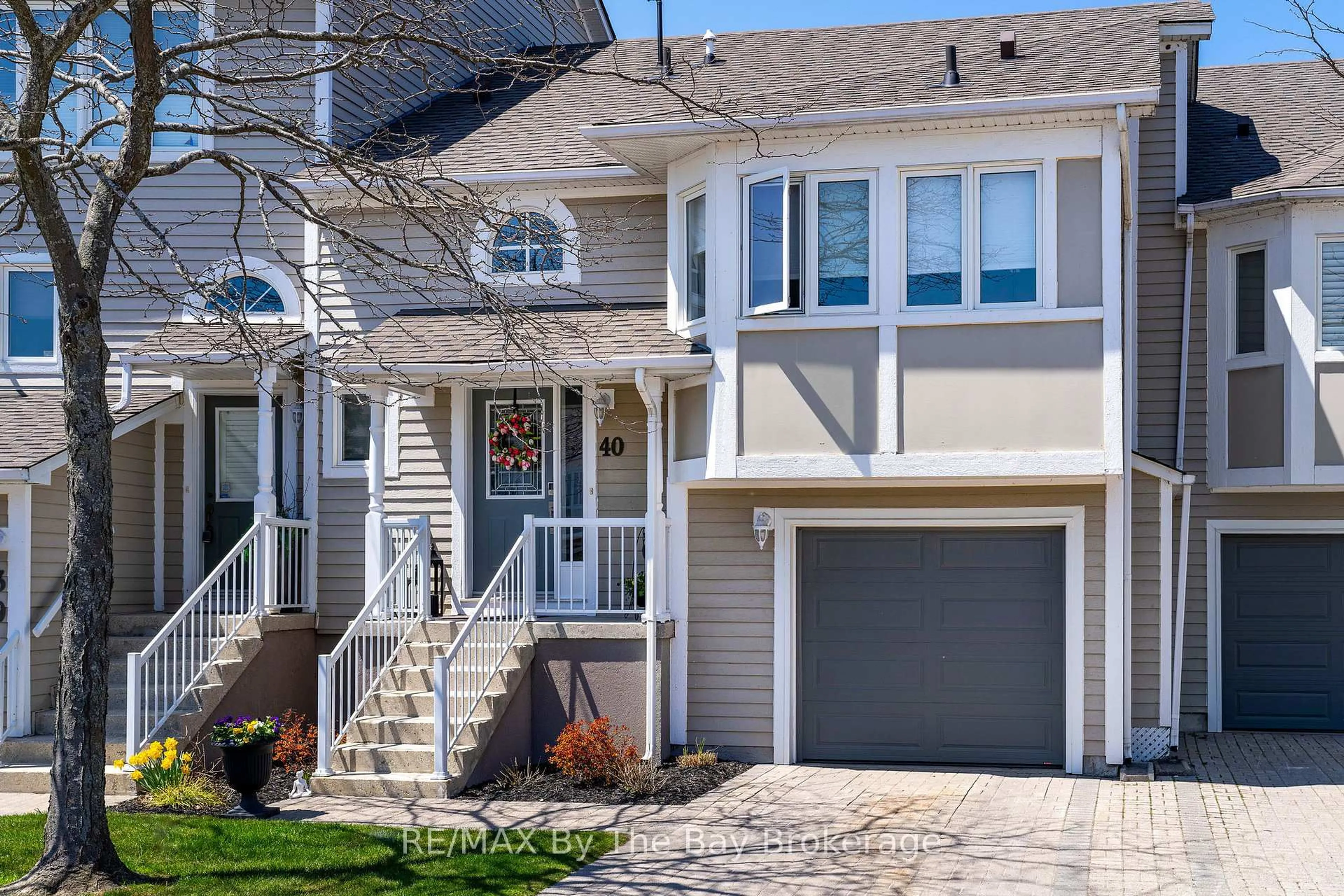 Home with vinyl exterior material, street for 40 Cranberry Surf, Collingwood Ontario L9Y 5C4