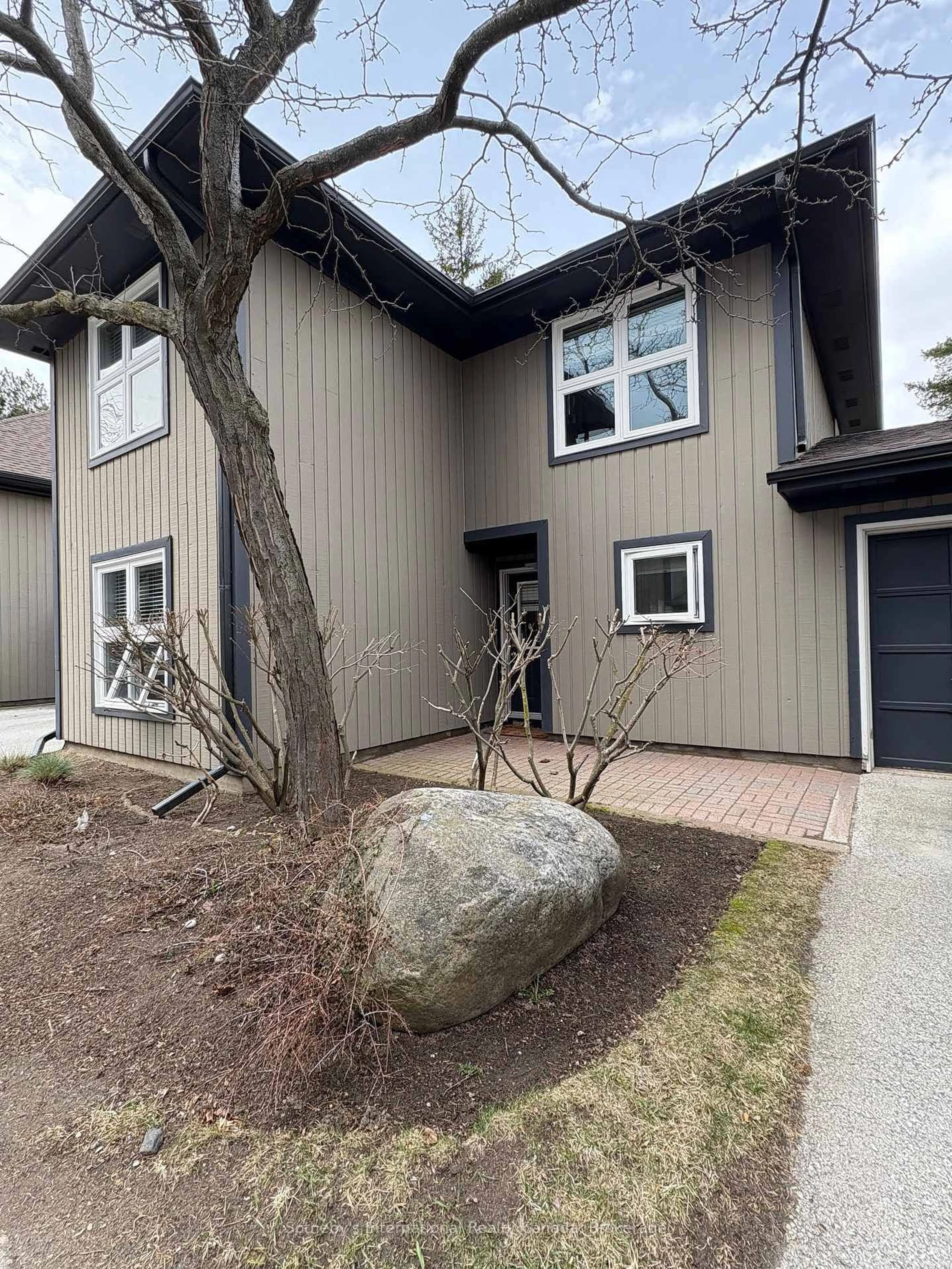 Home with vinyl exterior material, street for 408 Mariners Way, Collingwood Ontario L9Y 5C7