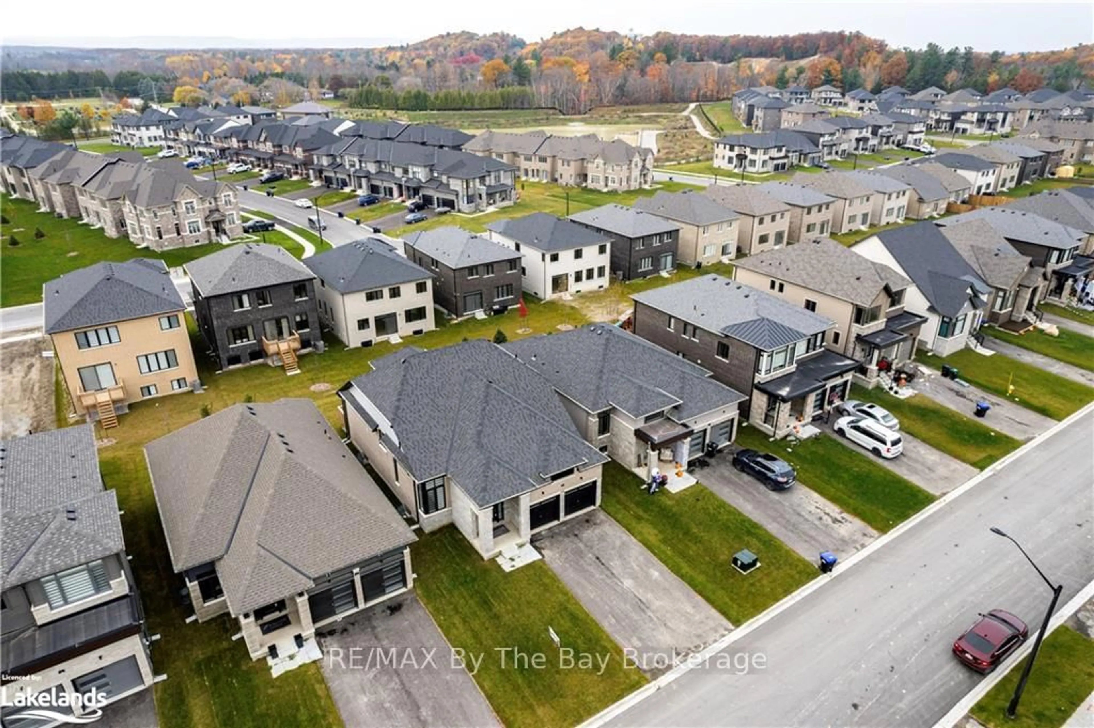 A pic from outside/outdoor area/front of a property/back of a property/a pic from drone, street for 3 ROSANNE Circ, Wasaga Beach Ontario L9Z 0N4