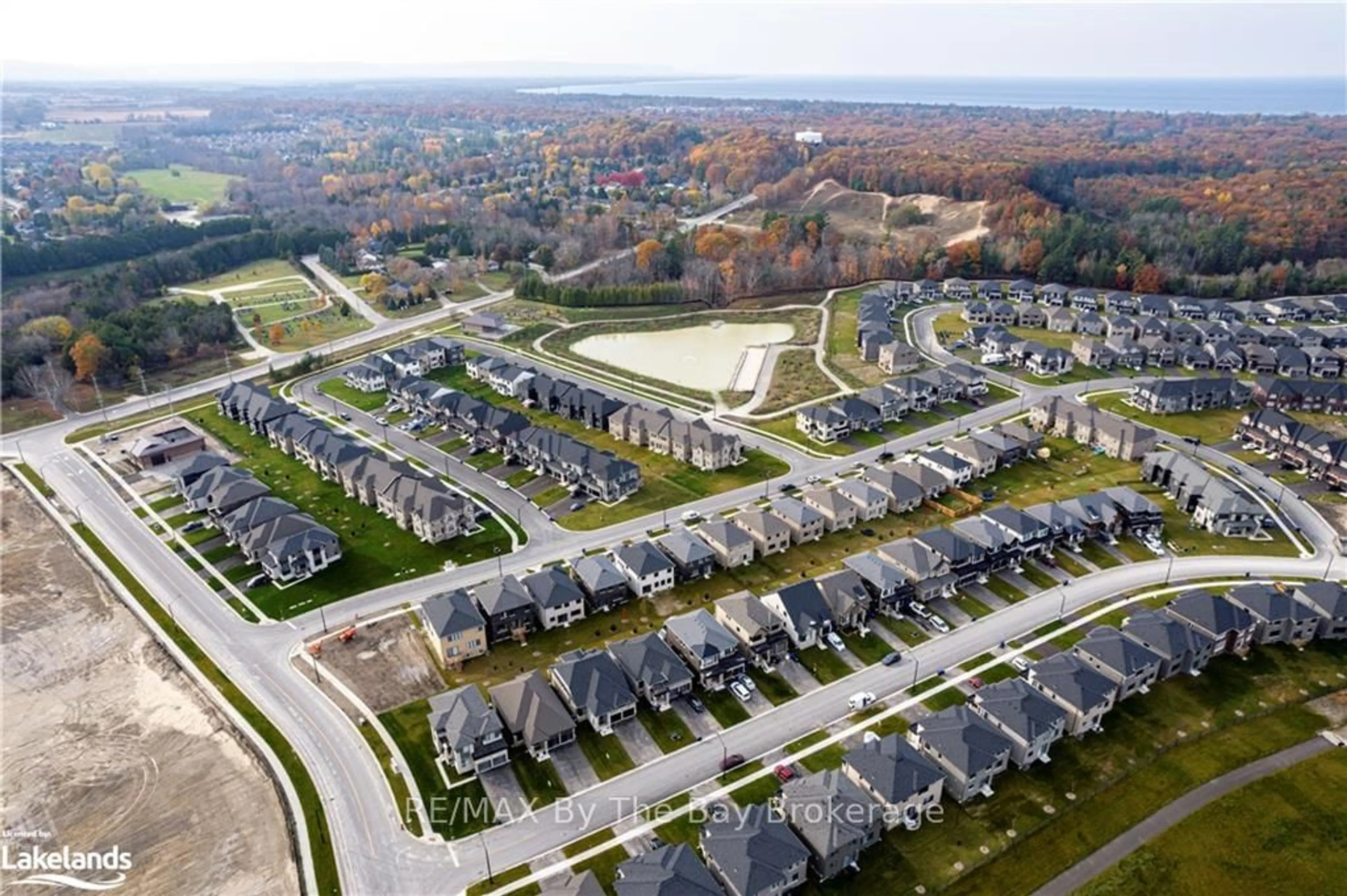 A pic from outside/outdoor area/front of a property/back of a property/a pic from drone, street for 3 ROSANNE Circ, Wasaga Beach Ontario L9Z 0N4