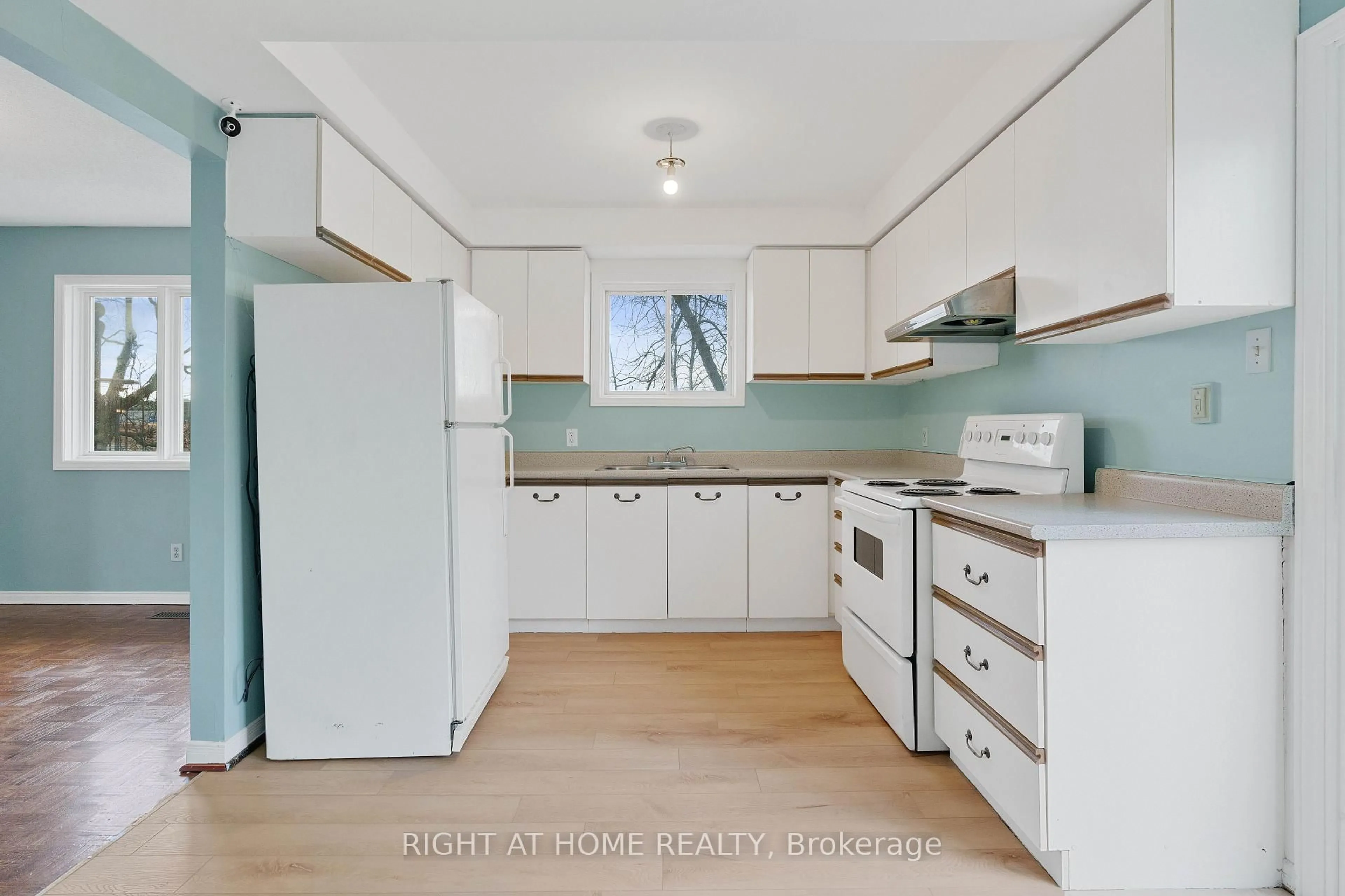 Standard kitchen, unknown for 138 45th St, Wasaga Beach Ontario L9Z 1Z2