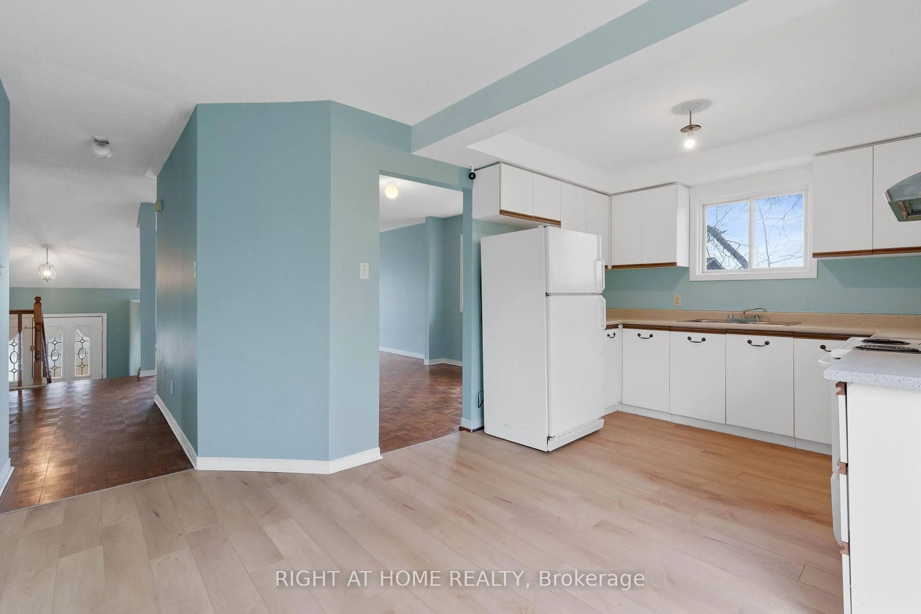 Open concept kitchen, unknown for 138 45th St, Wasaga Beach Ontario L9Z 1Z2