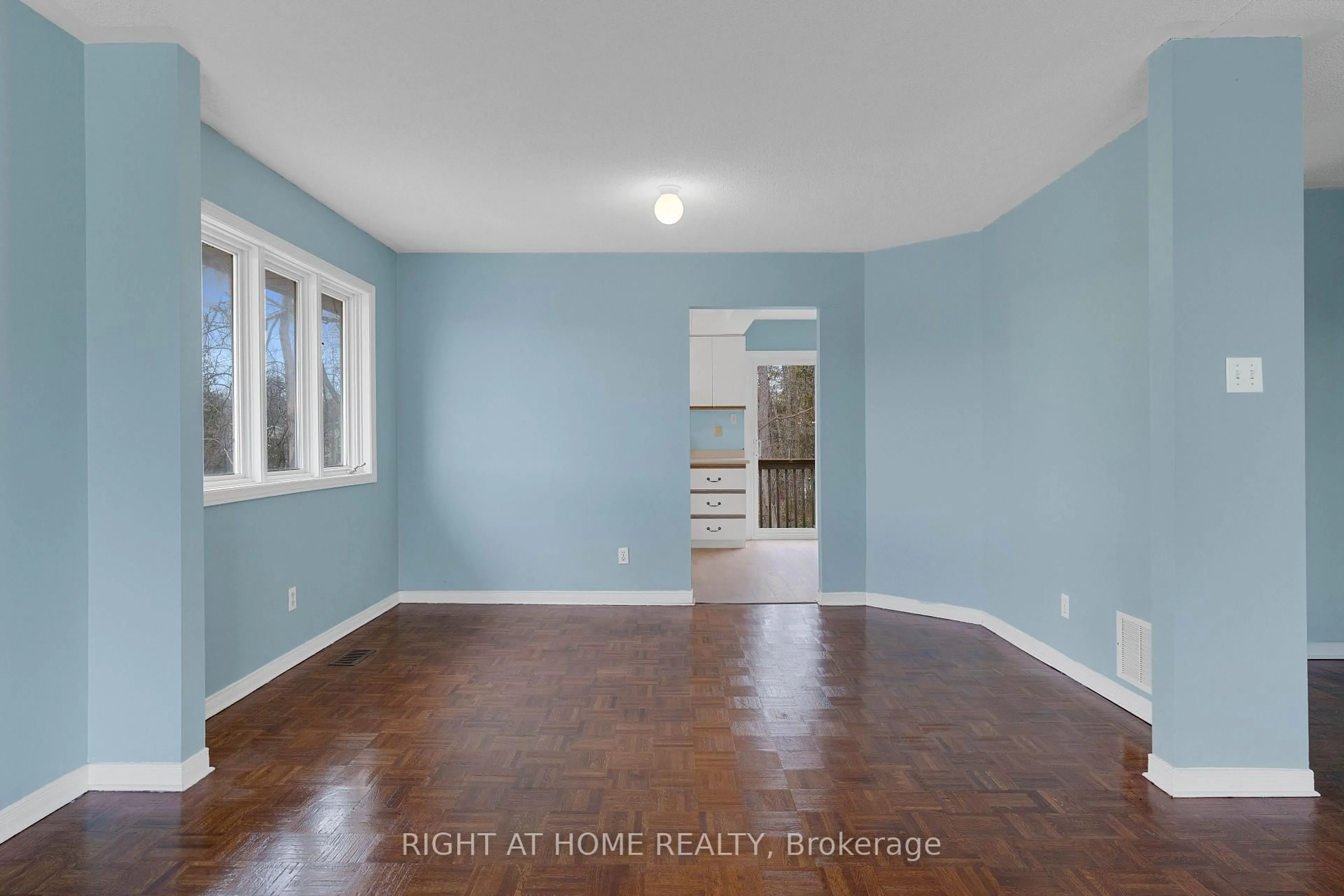 A pic of a room for 138 45th St, Wasaga Beach Ontario L9Z 1Z2