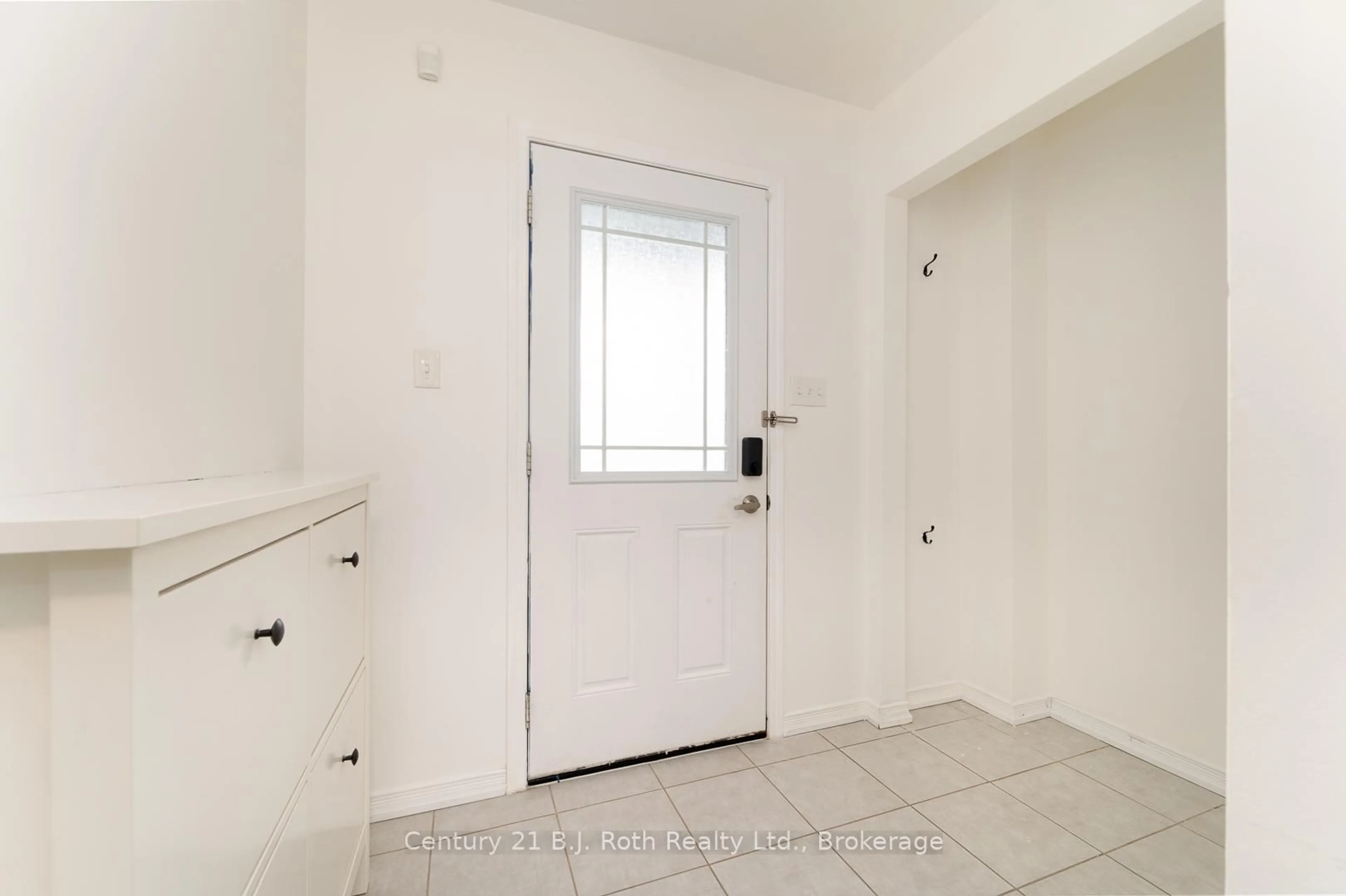 Indoor entryway for 199 Diana Dr, Orillia Ontario L3V 8J8