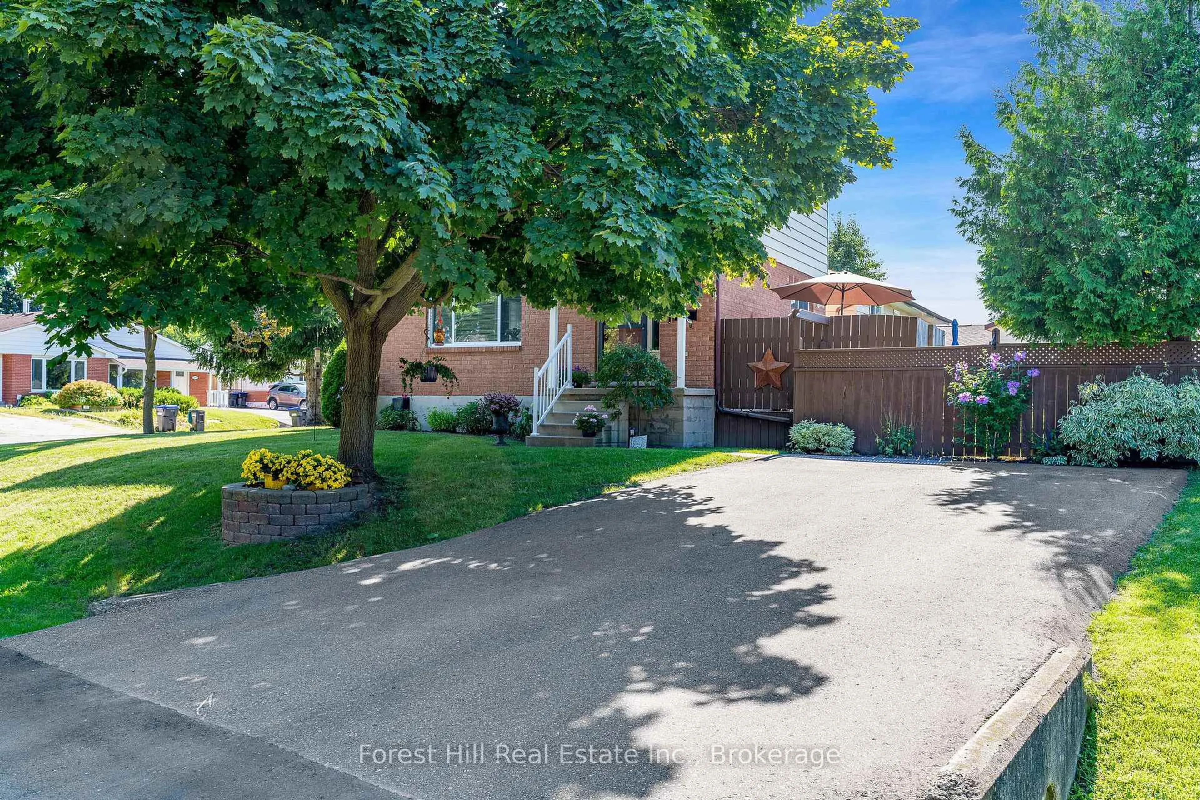A pic from outside/outdoor area/front of a property/back of a property/a pic from drone, street for 10 Leslie Dr, Collingwood Ontario L9Y 4P2