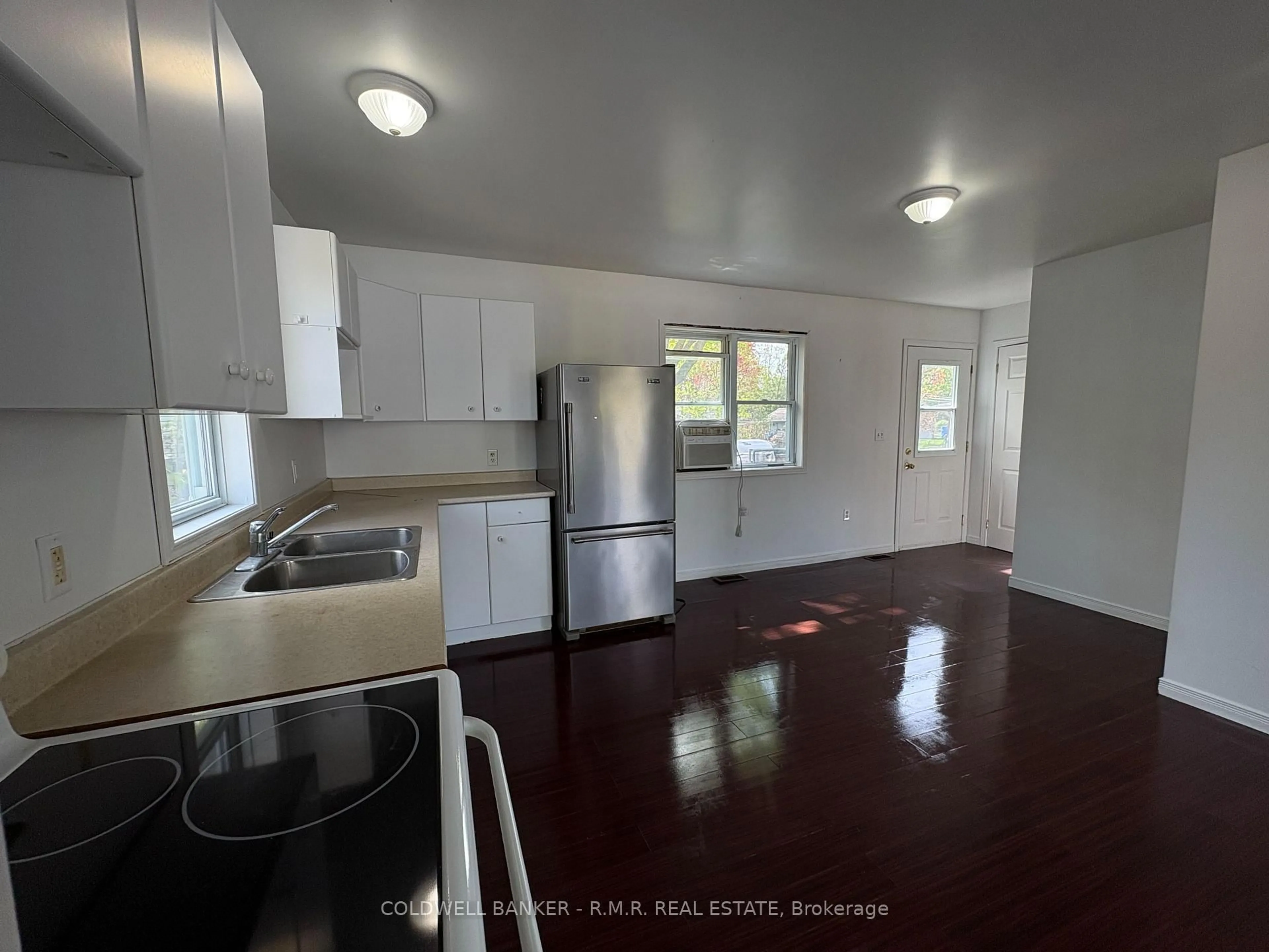 Standard kitchen, unknown for 33 Douglas St, Orillia Ontario L3V 5Y4