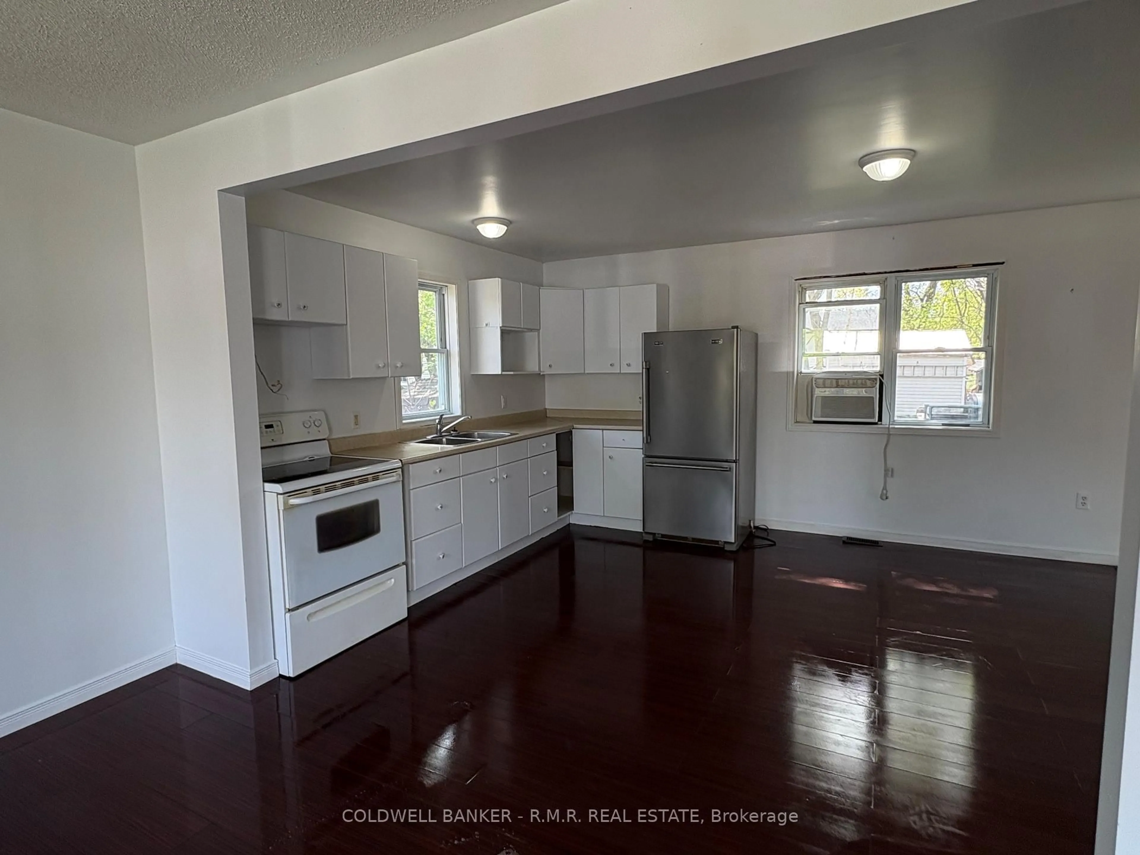 Standard kitchen, unknown for 33 Douglas St, Orillia Ontario L3V 5Y4