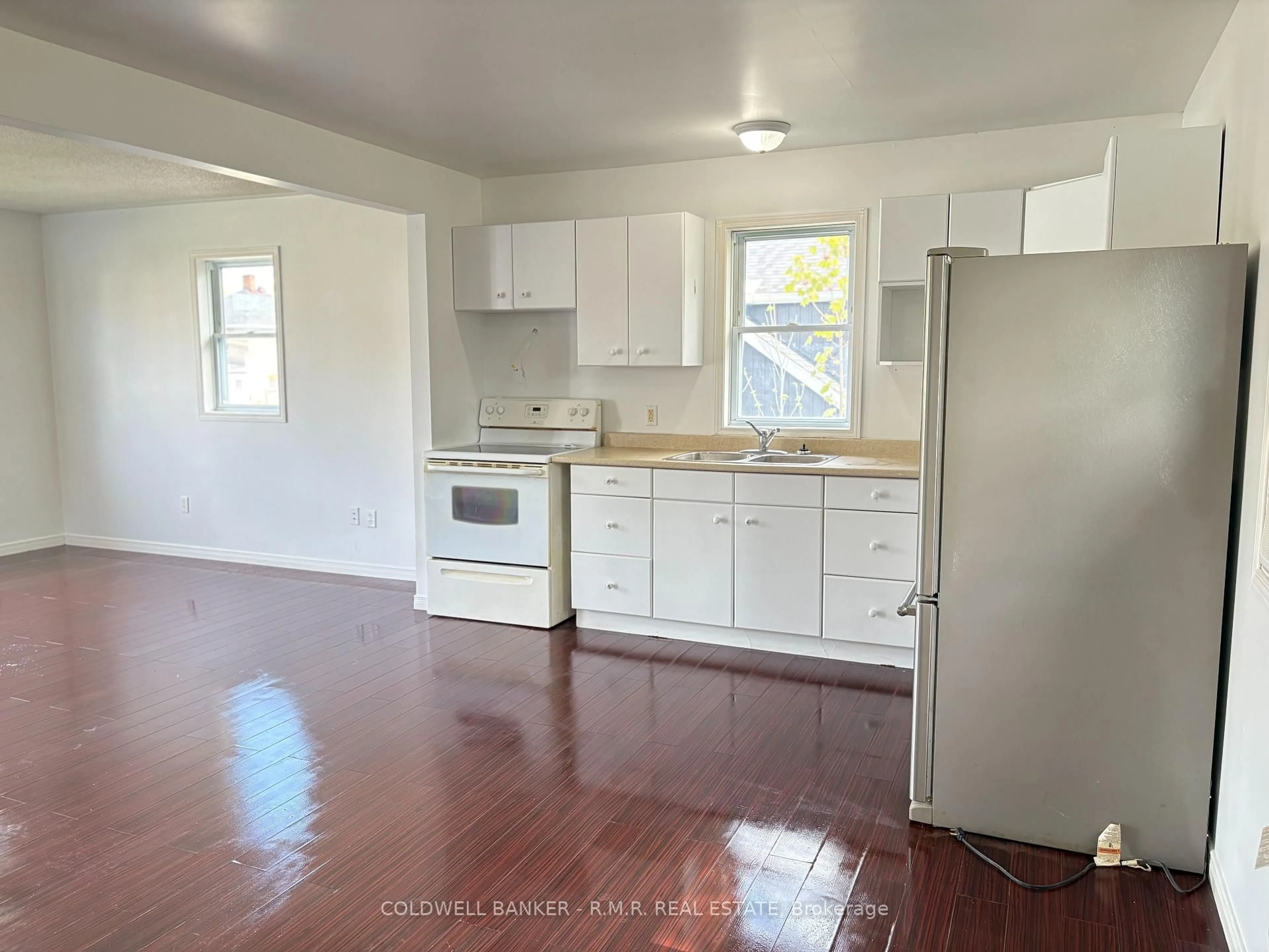 Standard kitchen, unknown for 33 Douglas St, Orillia Ontario L3V 5Y4