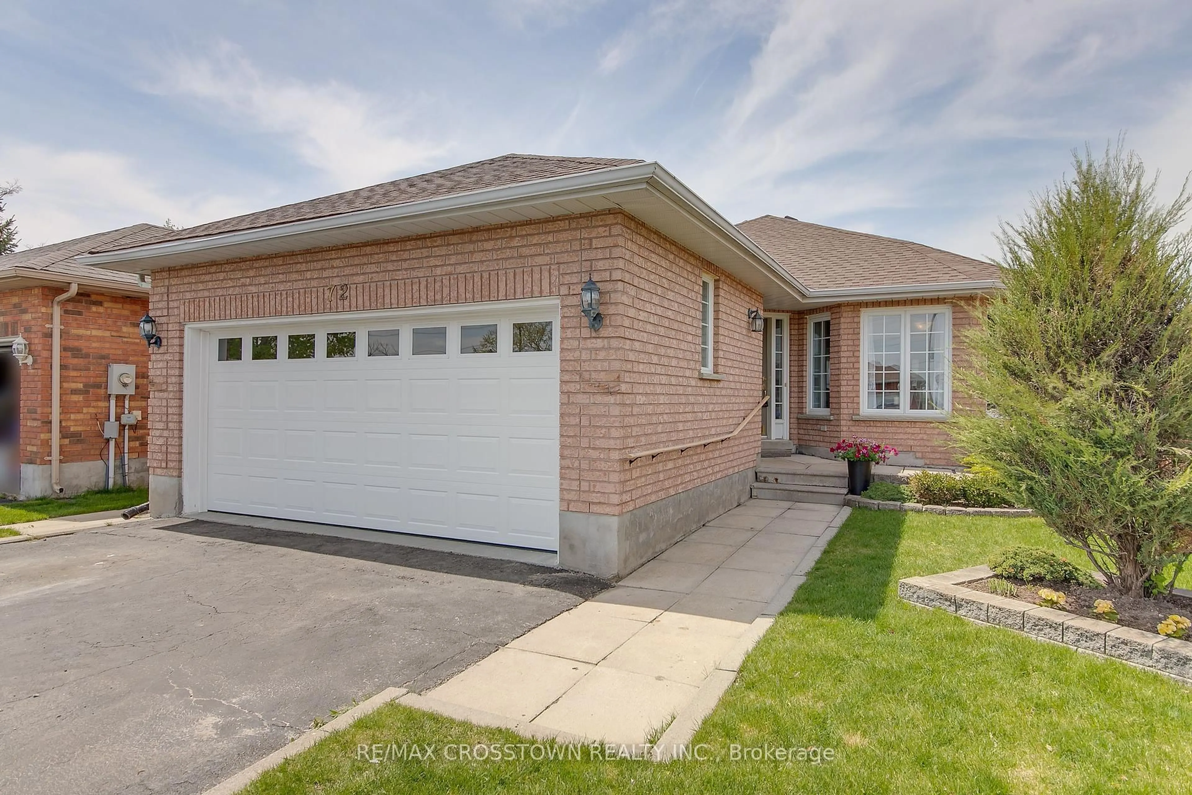 Home with brick exterior material, street for 72 Buchanan St, Barrie Ontario L4M 6B7