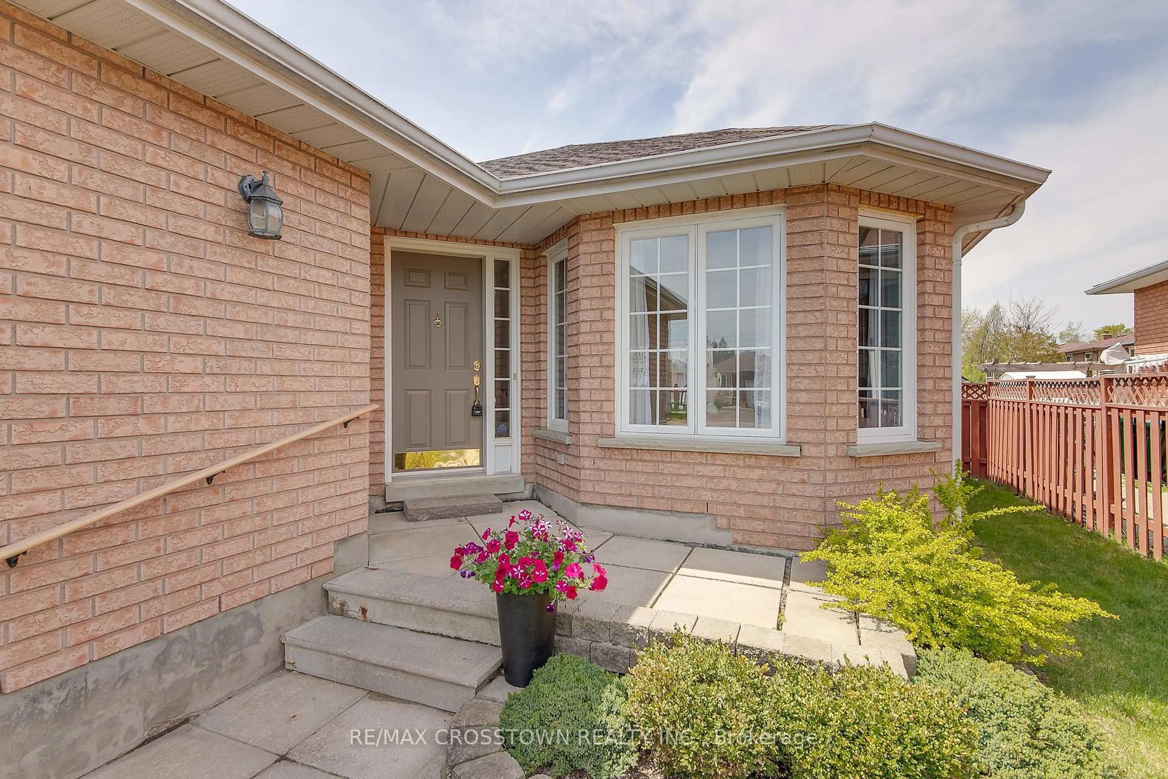 Home with brick exterior material, street for 72 Buchanan St, Barrie Ontario L4M 6B7