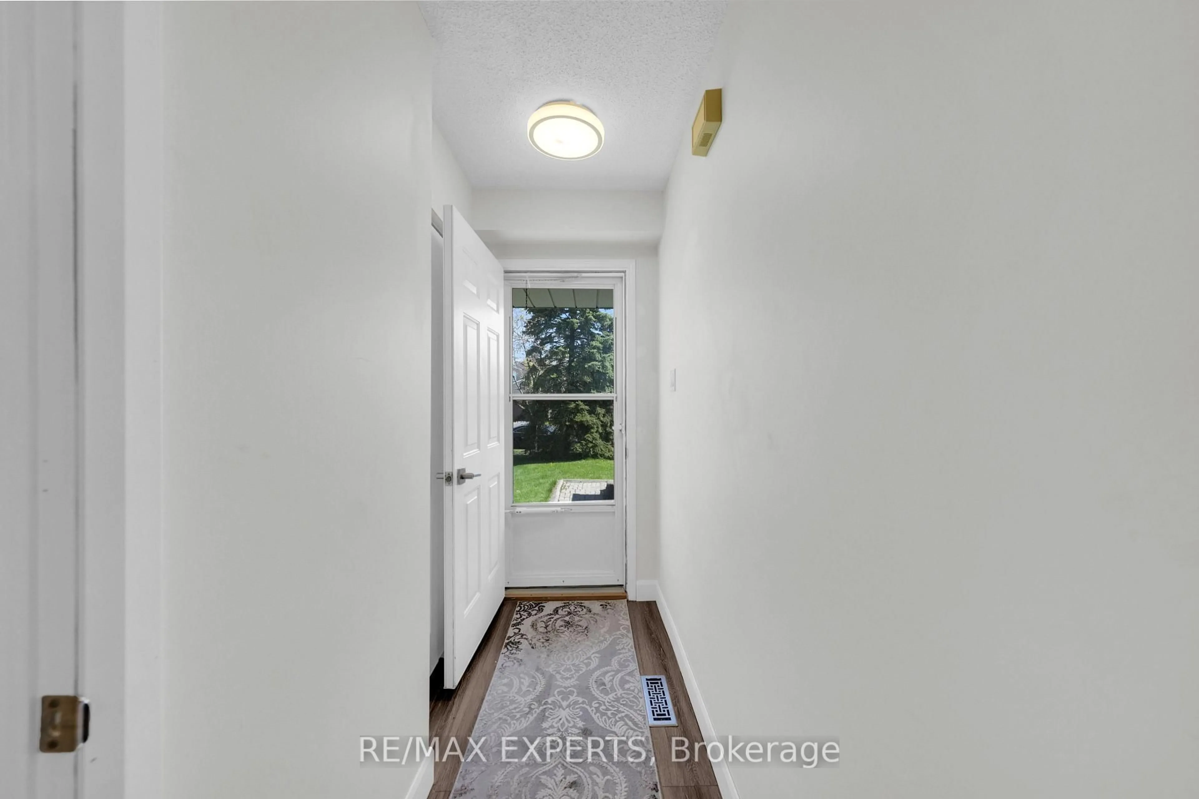 Indoor entryway for 10 Wallace Dr, Barrie Ontario L4N 7E2