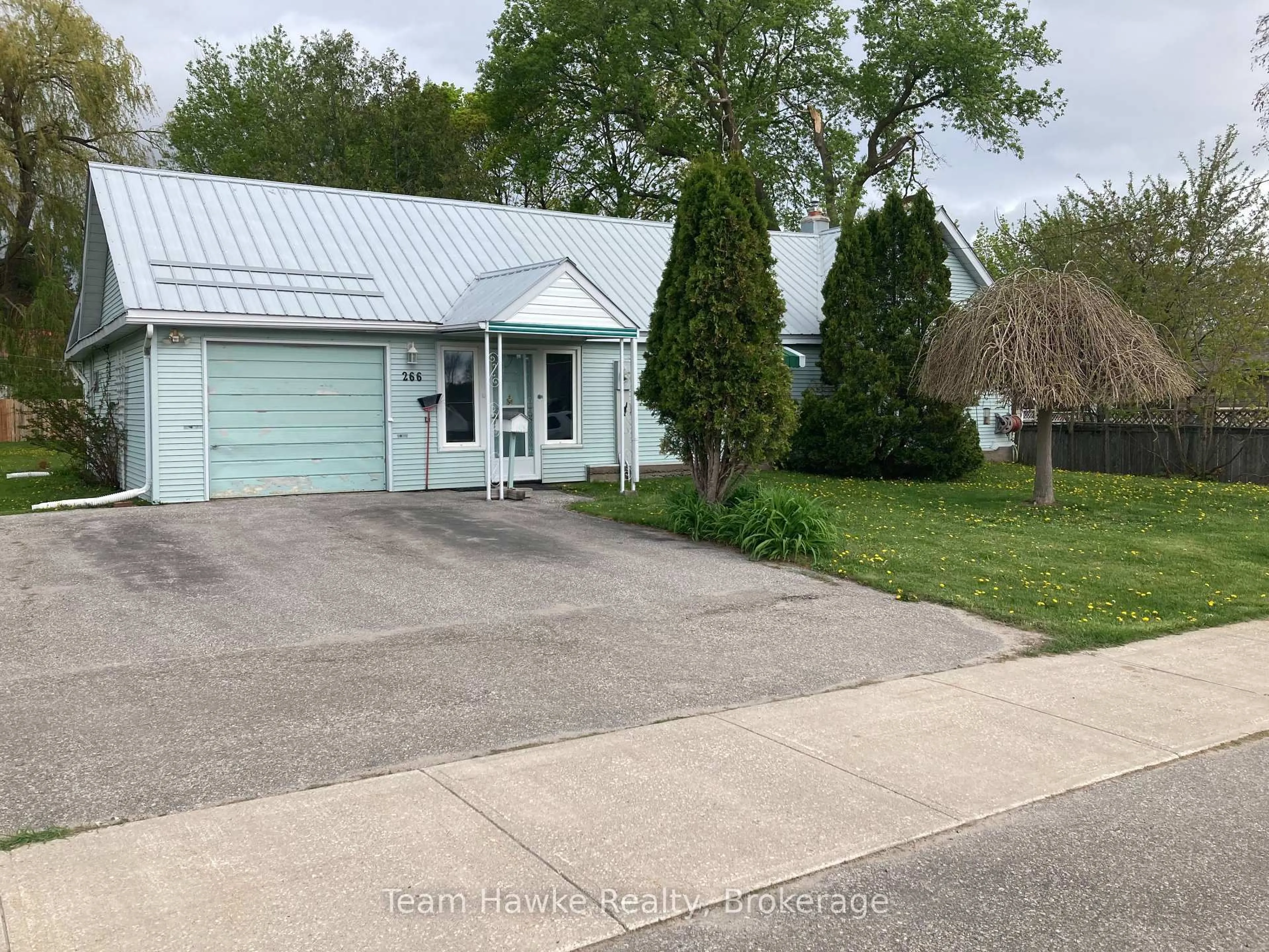 A pic from outside/outdoor area/front of a property/back of a property/a pic from drone, street for 266 Barnett Ave, Midland Ontario L4R 1N4