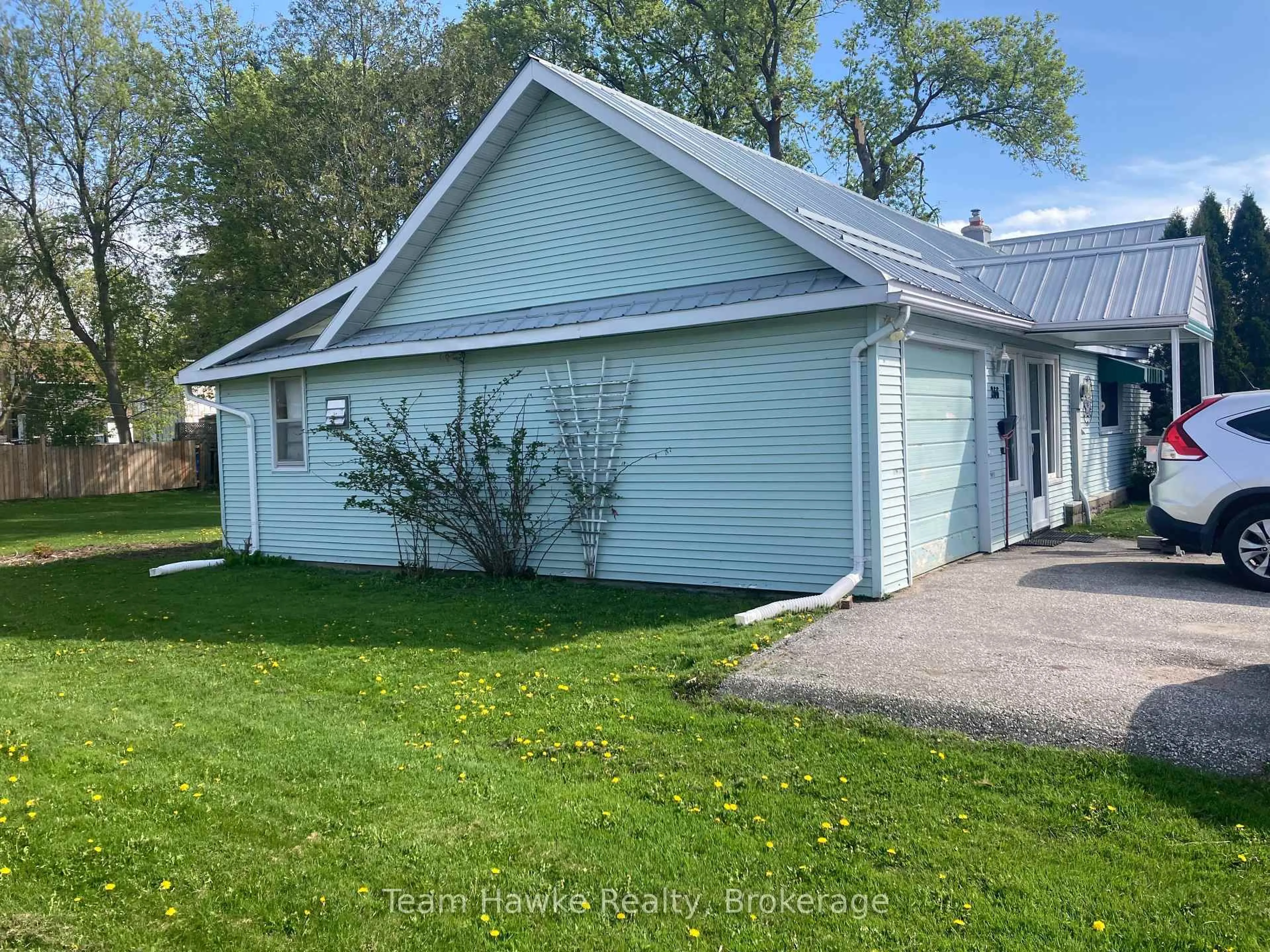 A pic from outside/outdoor area/front of a property/back of a property/a pic from drone, street for 266 Barnett Ave, Midland Ontario L4R 1N4