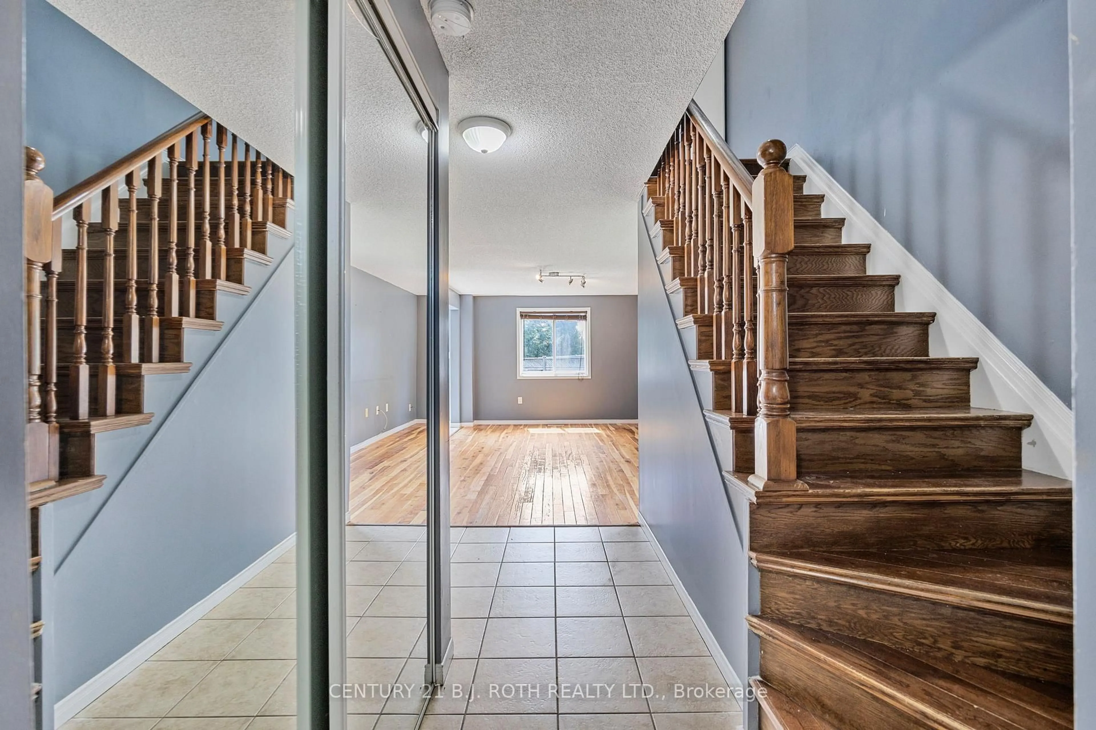 Indoor entryway for 23 Clute Cres, Barrie Ontario L4N 8S5