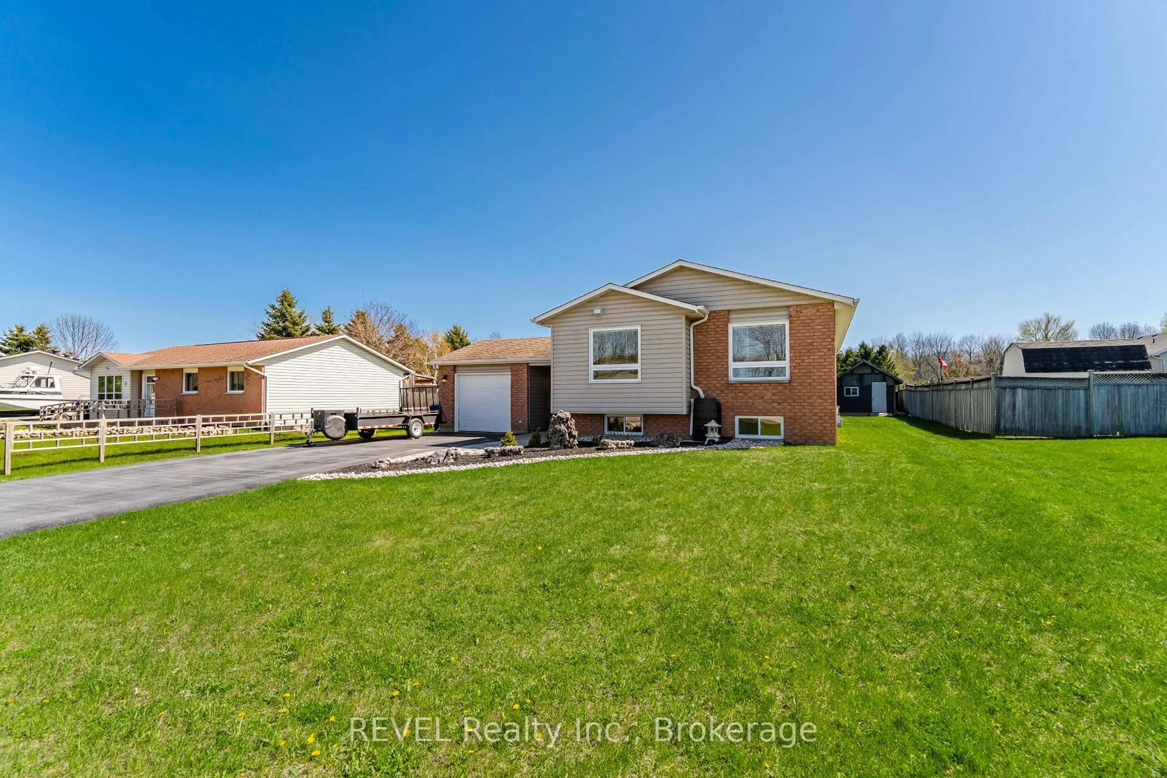 A pic from outside/outdoor area/front of a property/back of a property/a pic from drone, street for 79 Oxley Dr, Penetanguishene Ontario L9M 1W4
