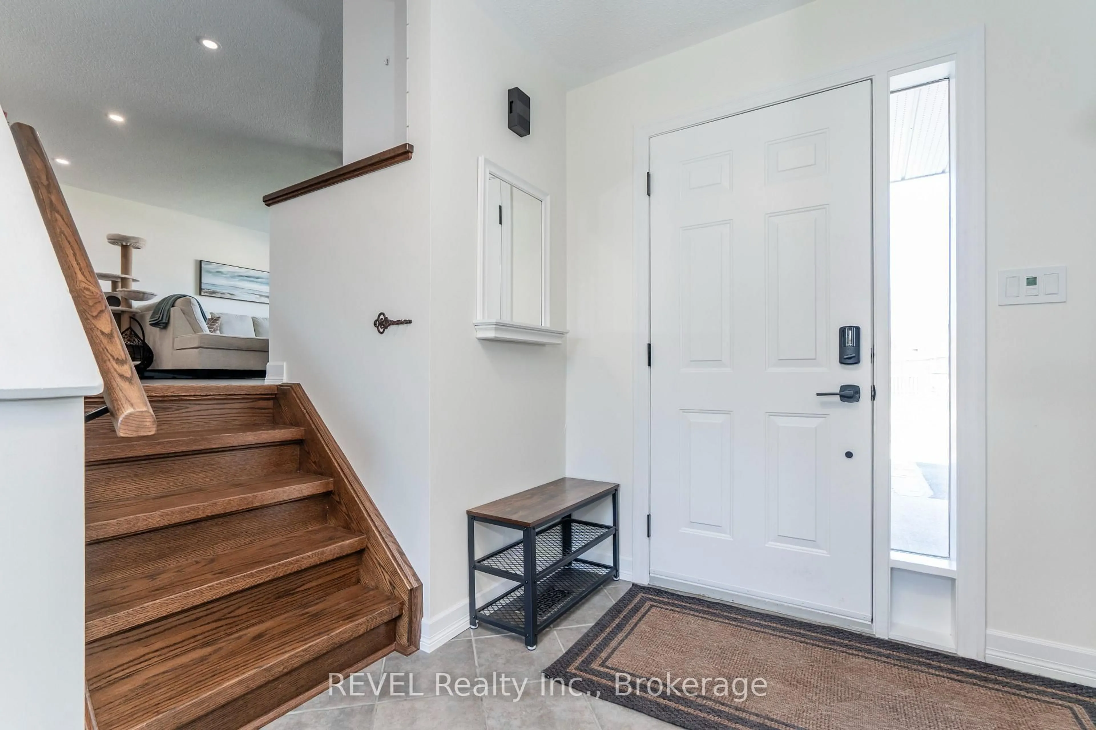 Indoor entryway for 79 Oxley Dr, Penetanguishene Ontario L9M 1W4