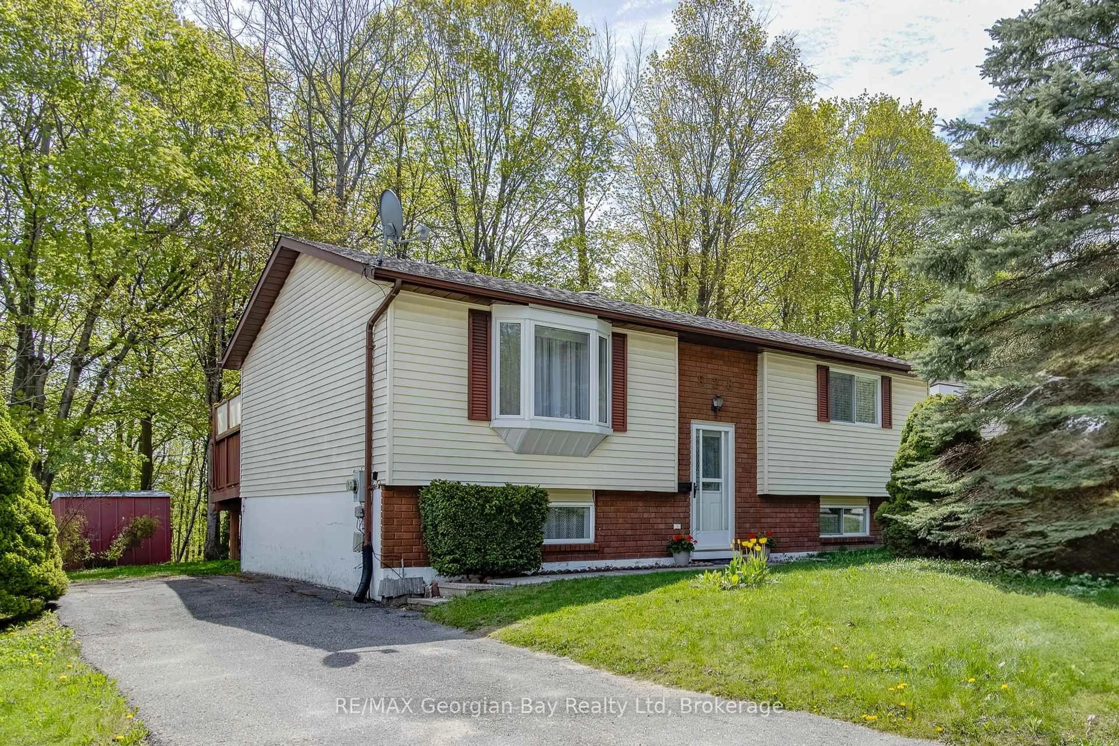 Home with vinyl exterior material, street for 828 Birchwood Dr, Midland Ontario L4R 4Y2