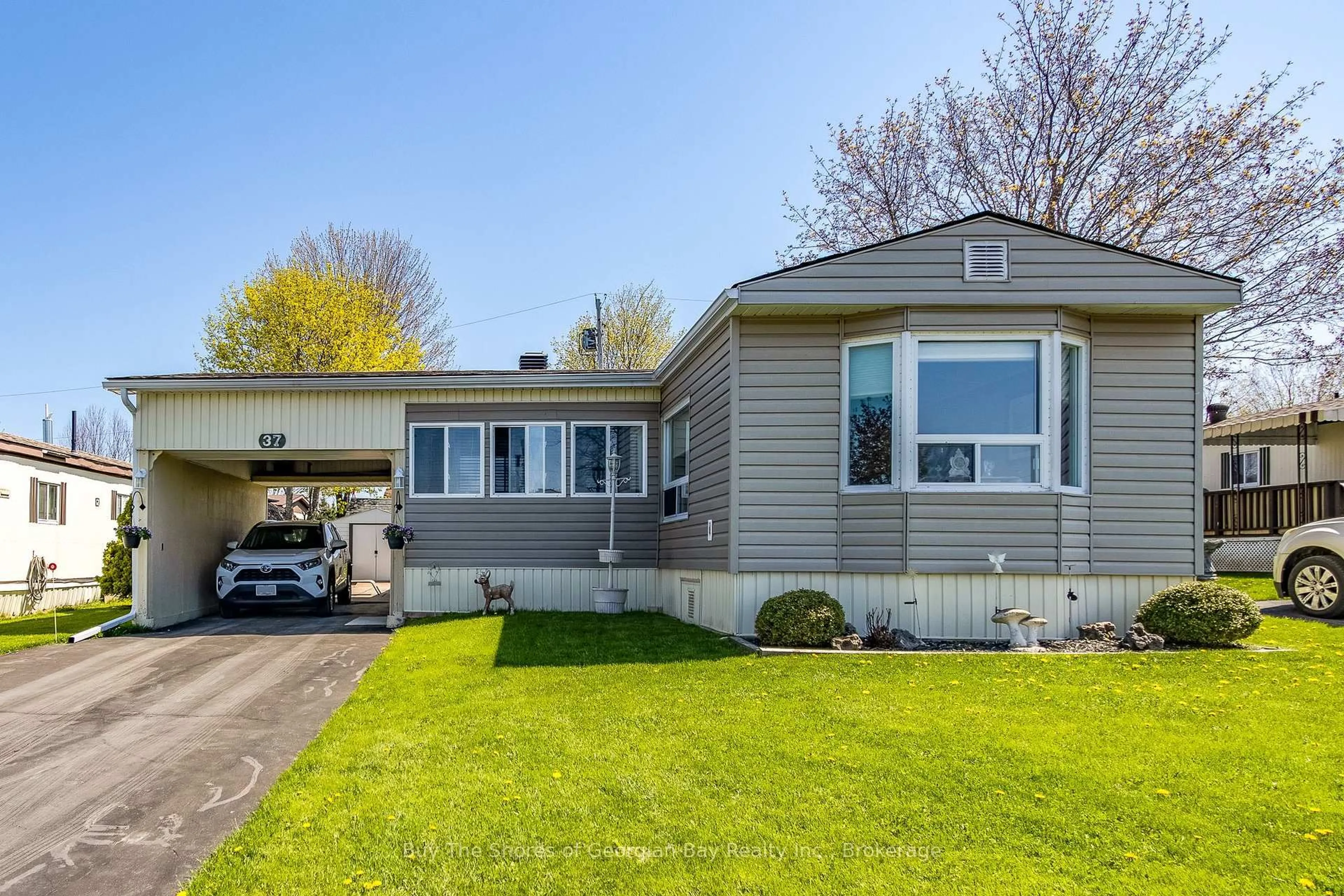 Home with vinyl exterior material, street for 37 Northland Rd, Midland Ontario L4R 0B9