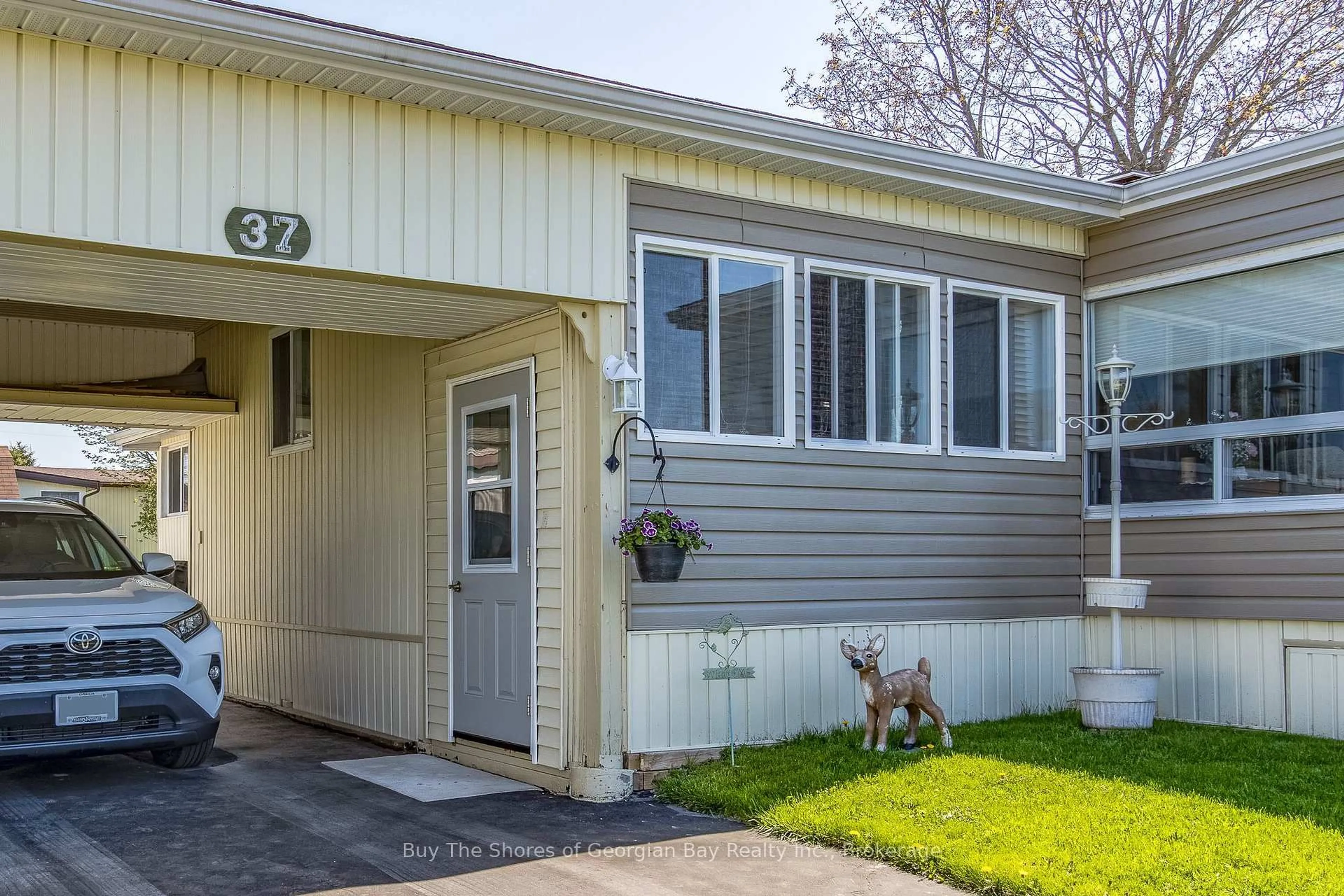 Home with vinyl exterior material, street for 37 Northland Rd, Midland Ontario L4R 0B9