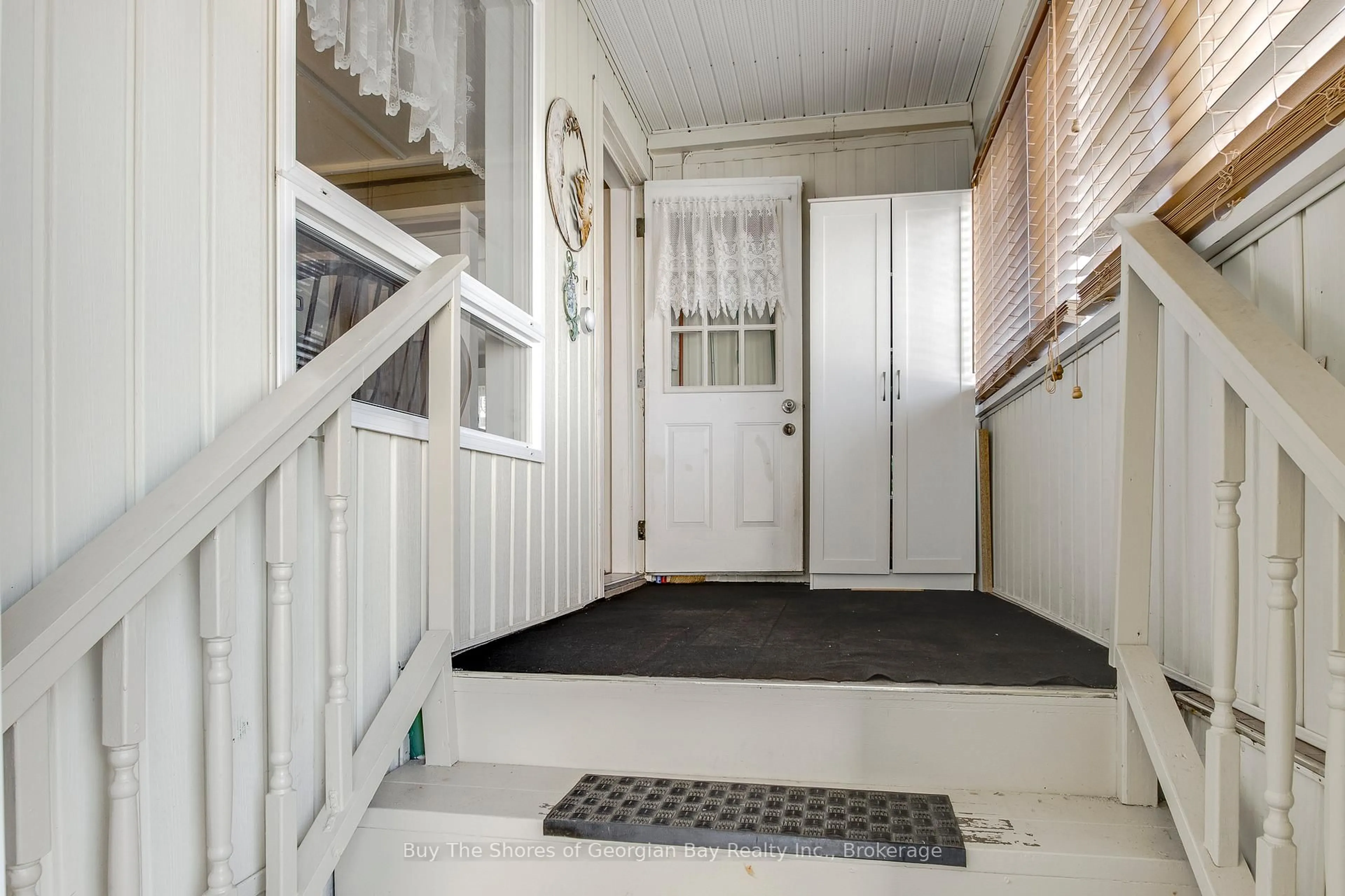 Indoor entryway for 37 Northland Rd, Midland Ontario L4R 0B9