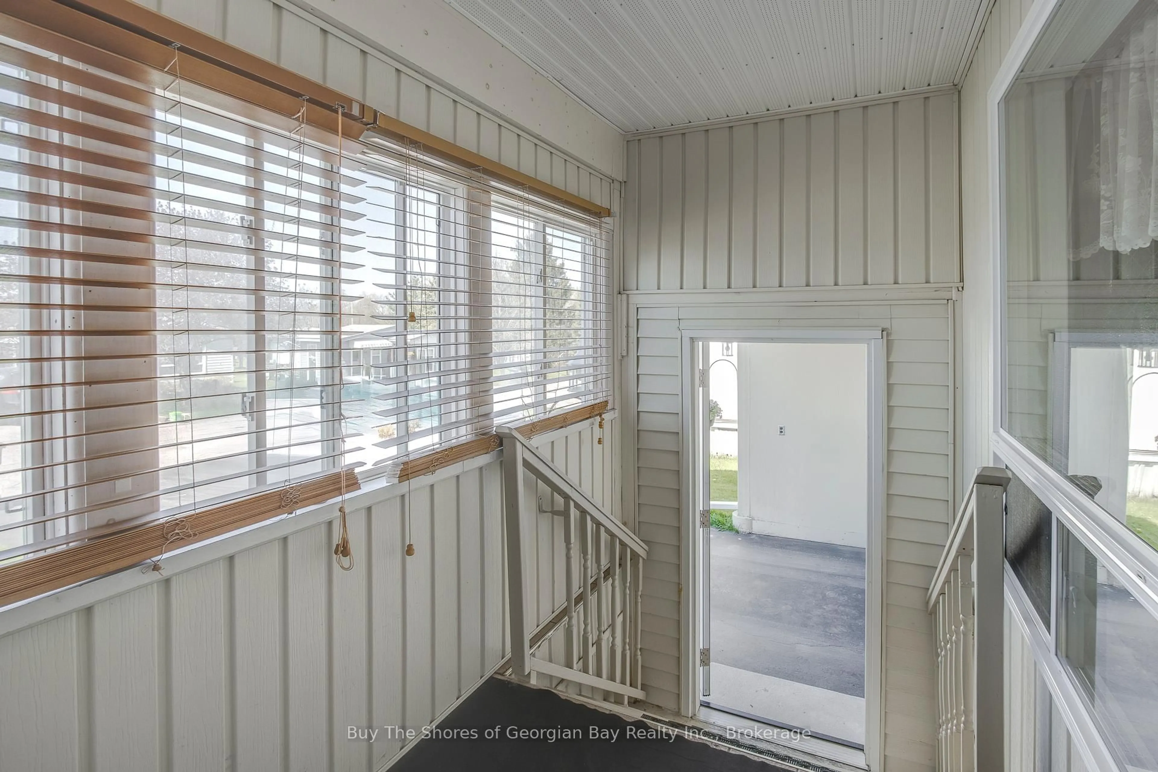 Indoor foyer for 37 Northland Rd, Midland Ontario L4R 0B9