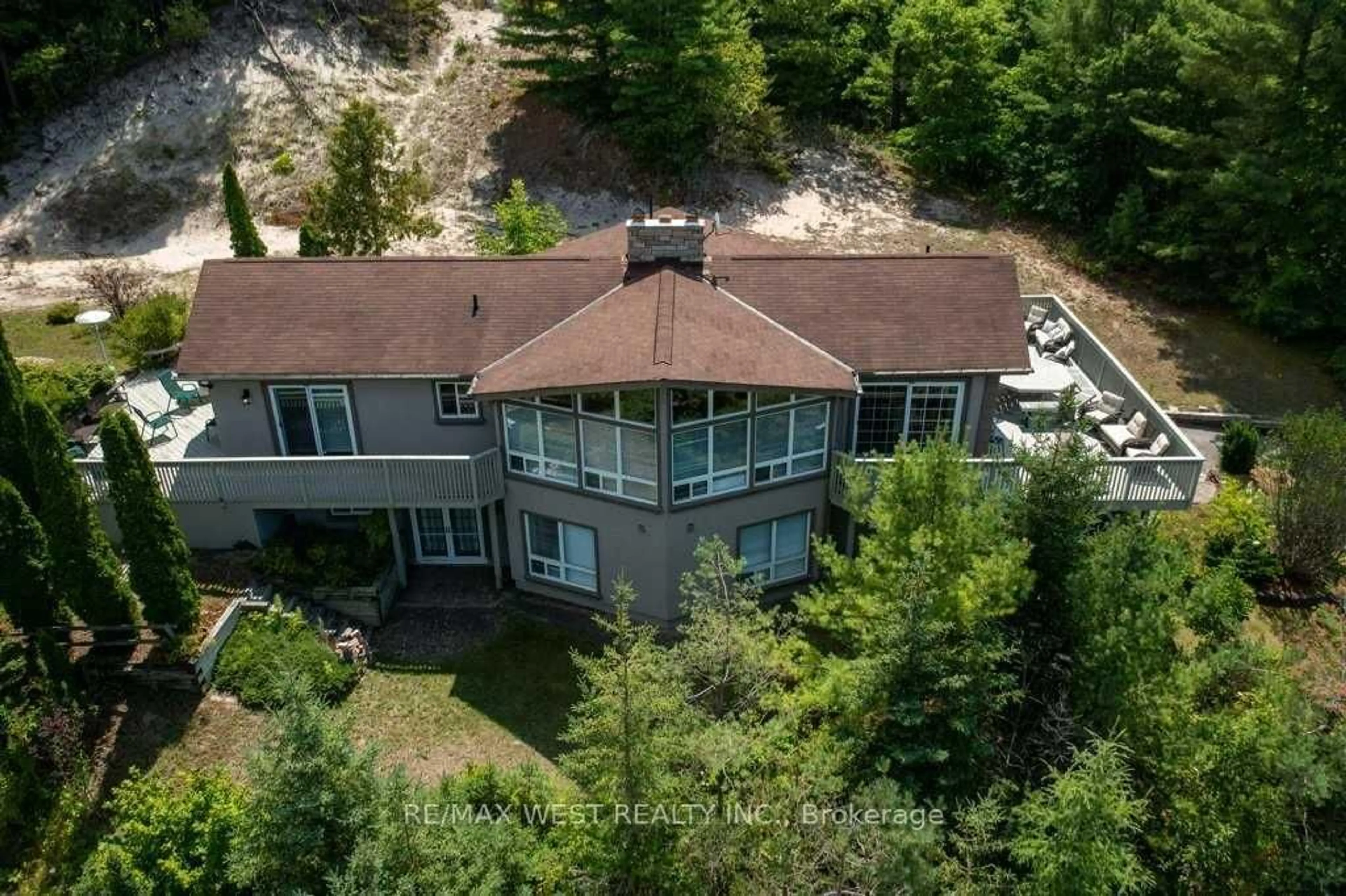 A pic from outside/outdoor area/front of a property/back of a property/a pic from drone, water/lake/river/ocean view for 29 Milton St, Tiny Ontario L0L 2T0