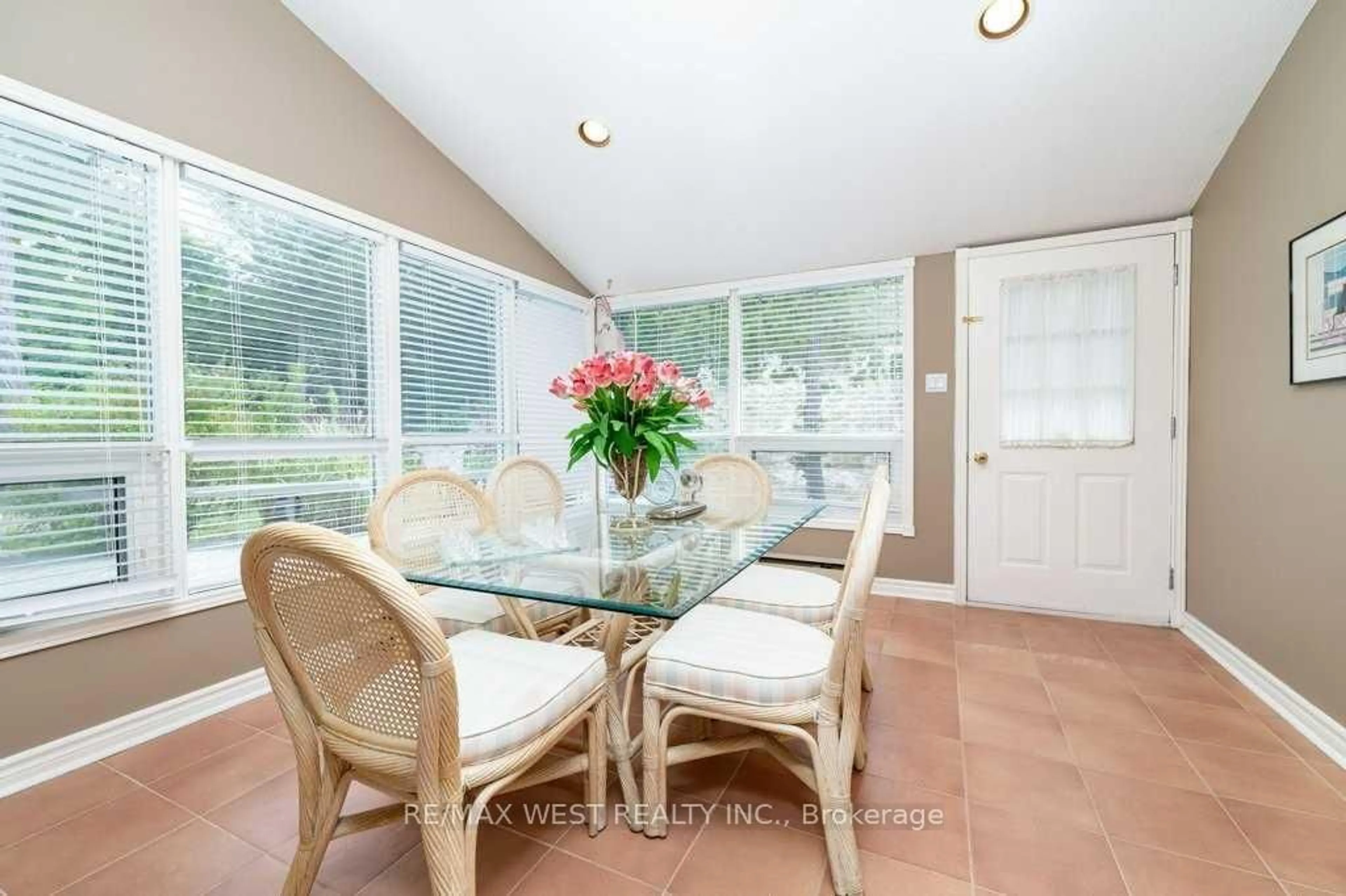 Dining room, unknown for 29 Milton St, Tiny Ontario L0L 2T0