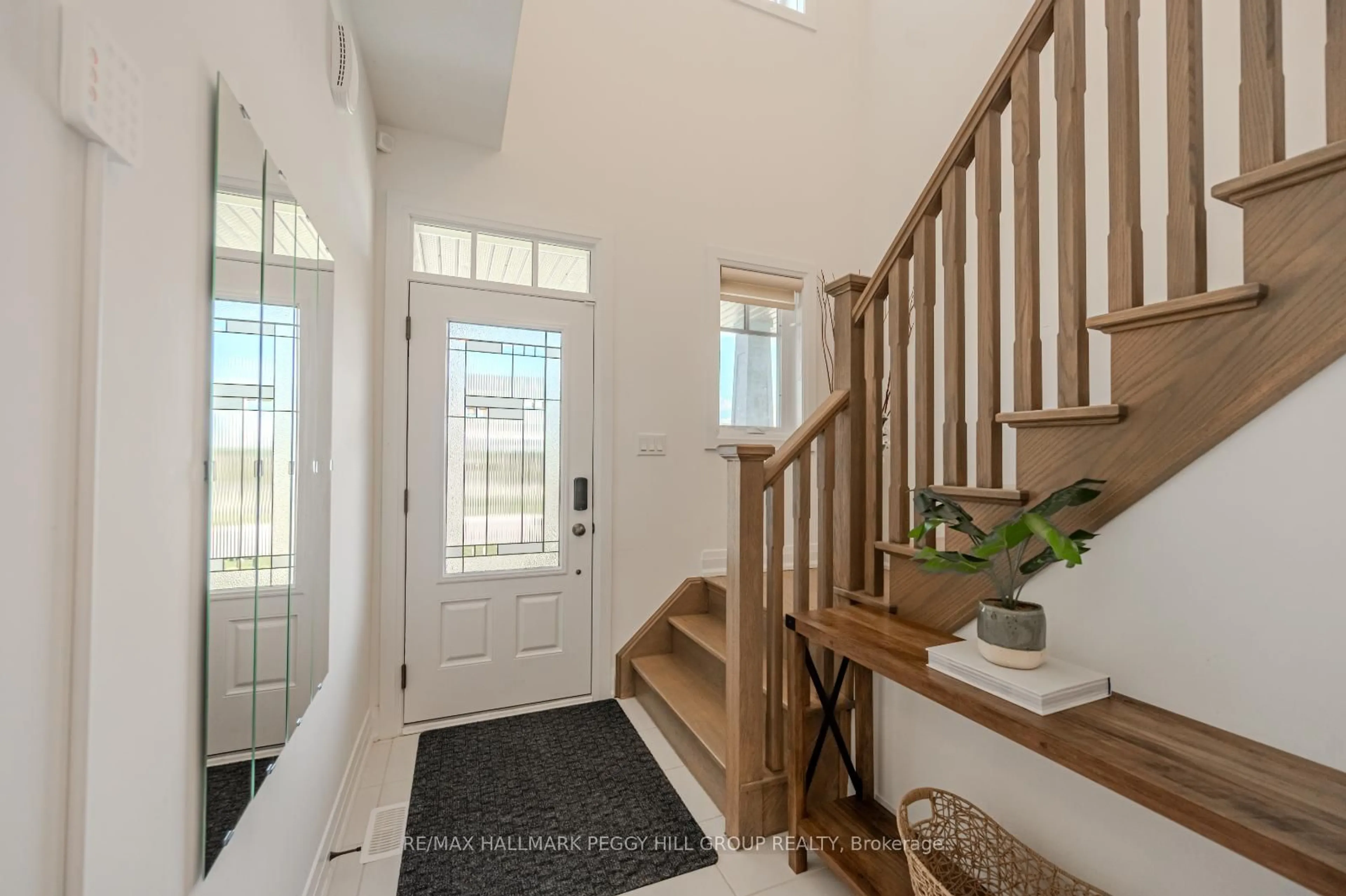 Indoor entryway for 45 Pennell Dr, Barrie Ontario L4N 6H2