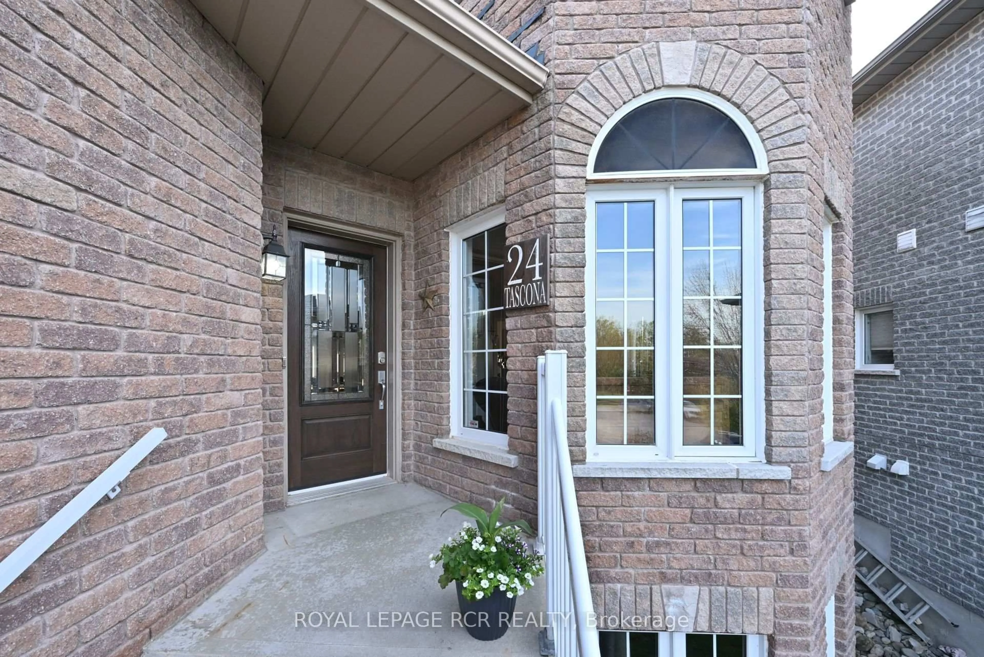 Indoor entryway for 24 Tascona Crt, Barrie Ontario L4M 0C5