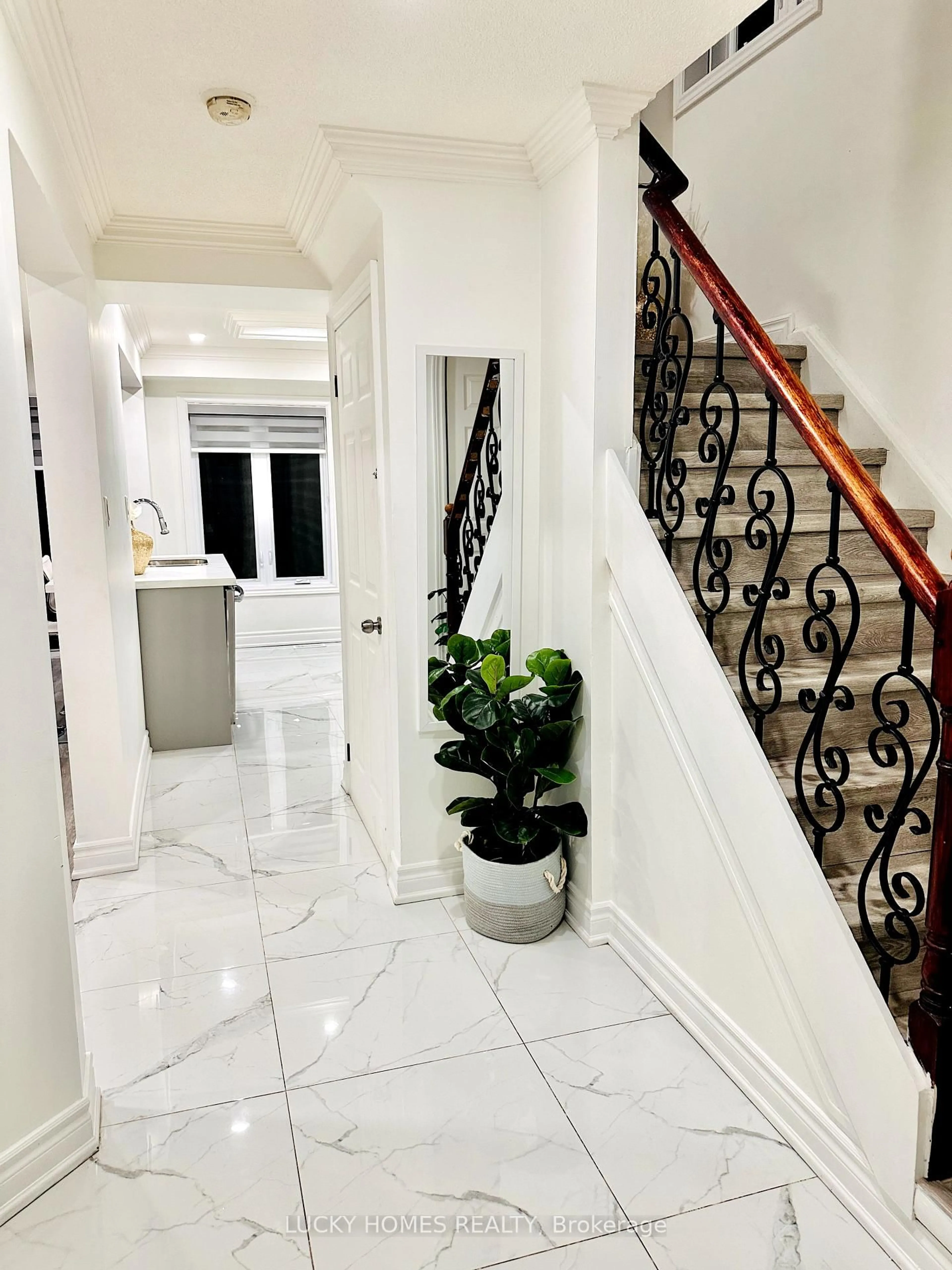 Indoor foyer for 39 Laidlaw Dr, Barrie Ontario L4N 7S2
