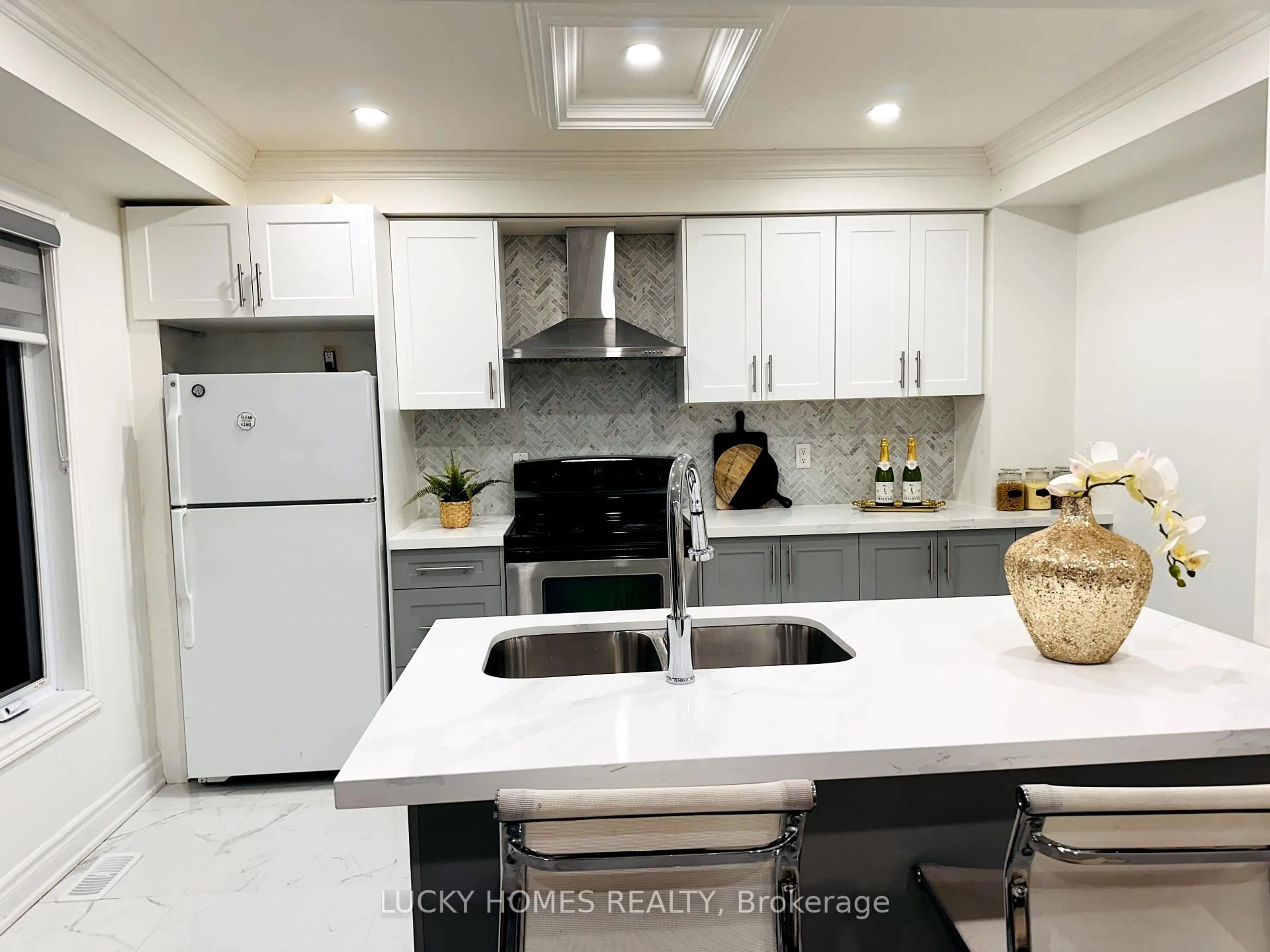 Open concept kitchen, ceramic/tile floor for 39 Laidlaw Dr, Barrie Ontario L4N 7S2