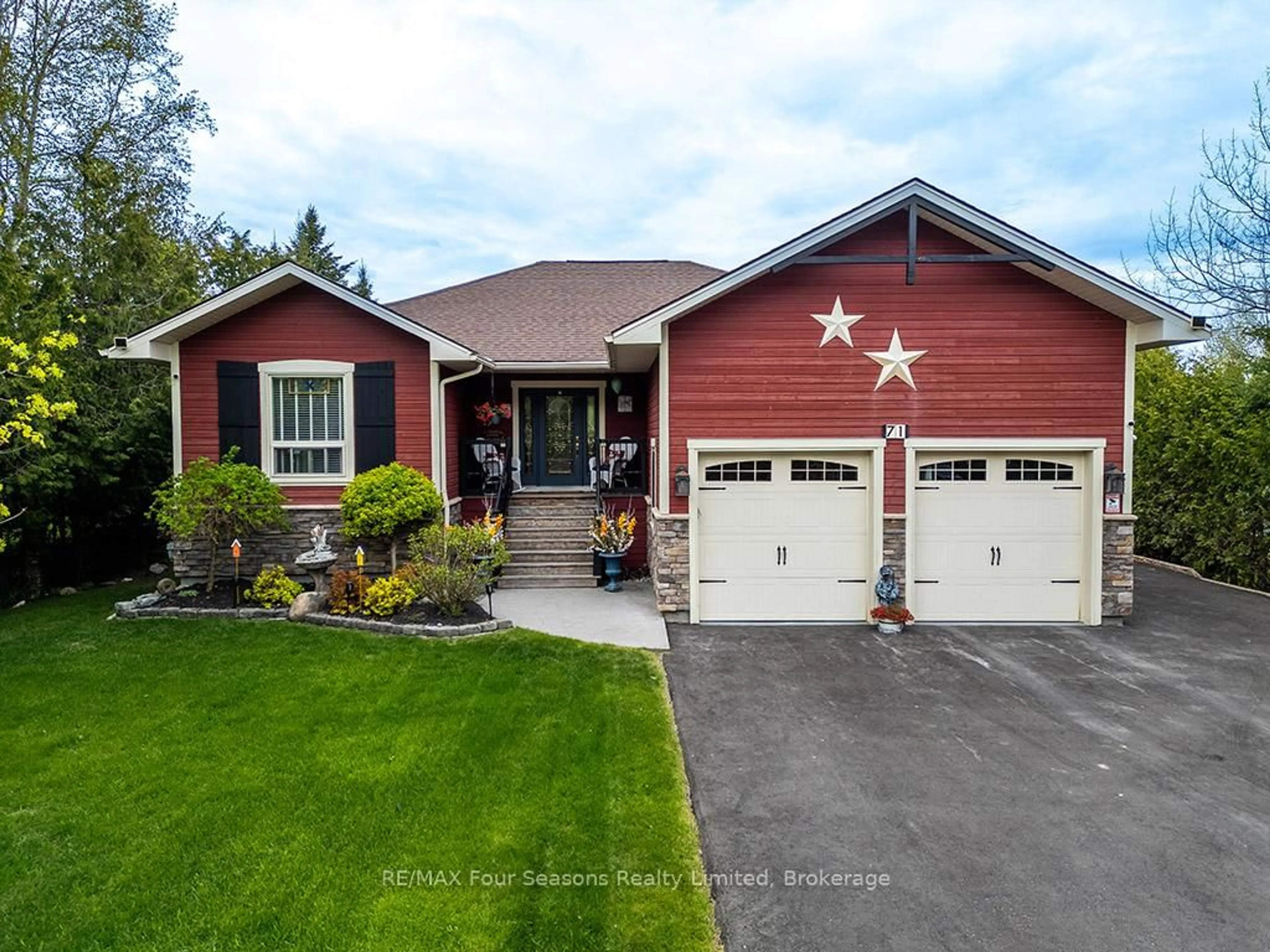 Home with vinyl exterior material, street for 71 Broadview St, Collingwood Ontario L9Y 3Z1