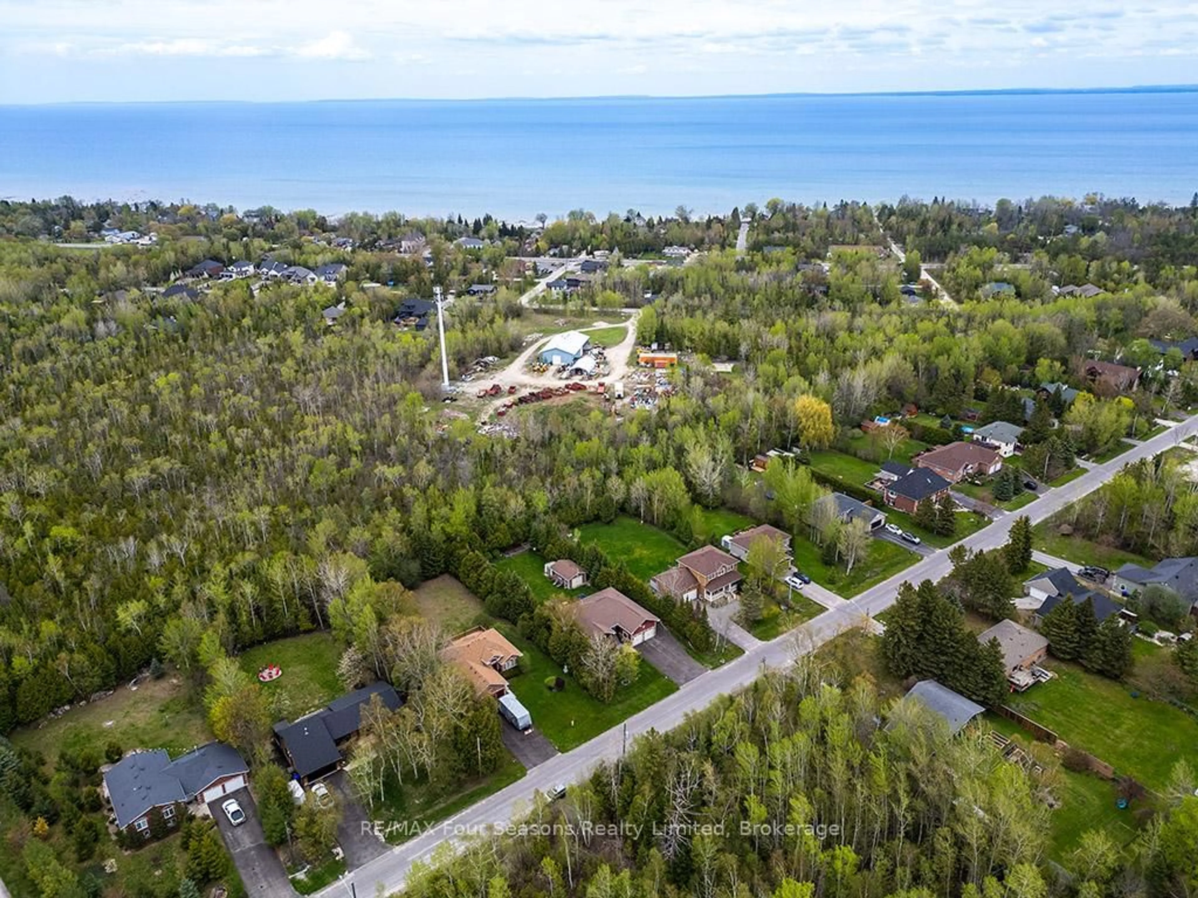 A pic from outside/outdoor area/front of a property/back of a property/a pic from drone, water/lake/river/ocean view for 71 Broadview St, Collingwood Ontario L9Y 3Z1