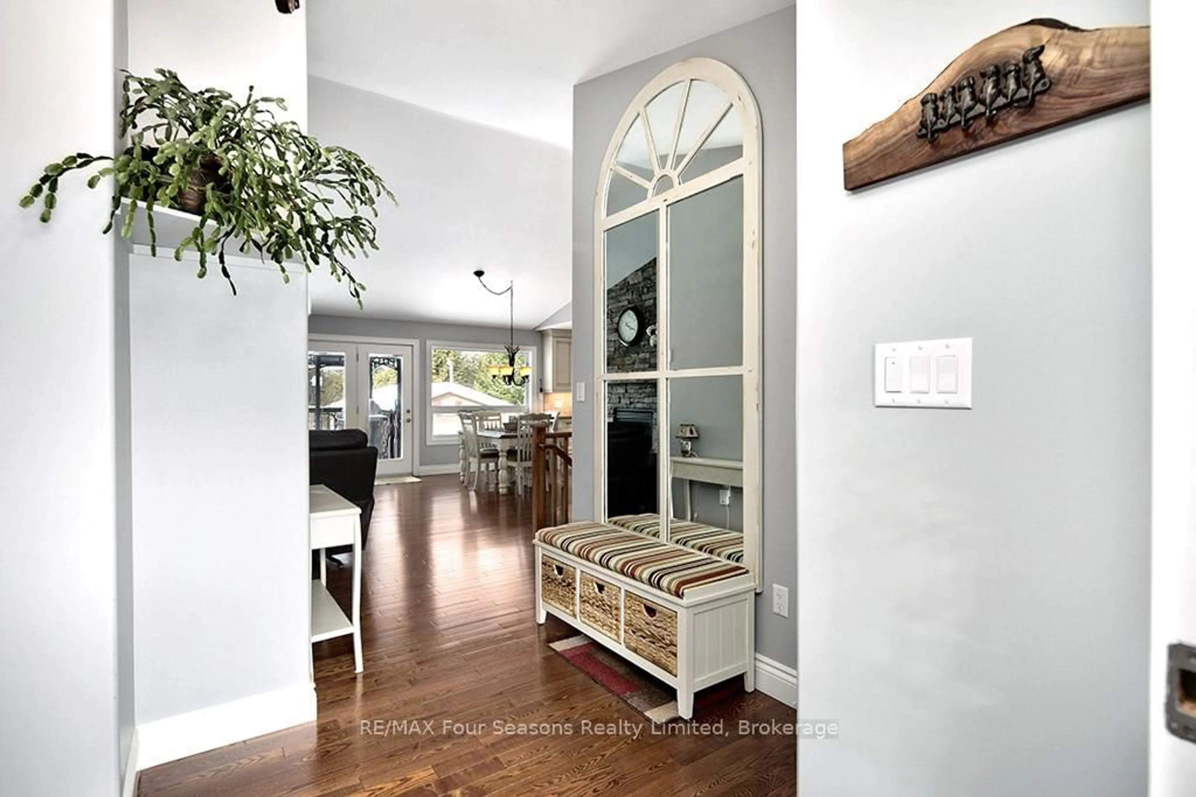 Indoor entryway for 71 Broadview St, Collingwood Ontario L9Y 3Z1