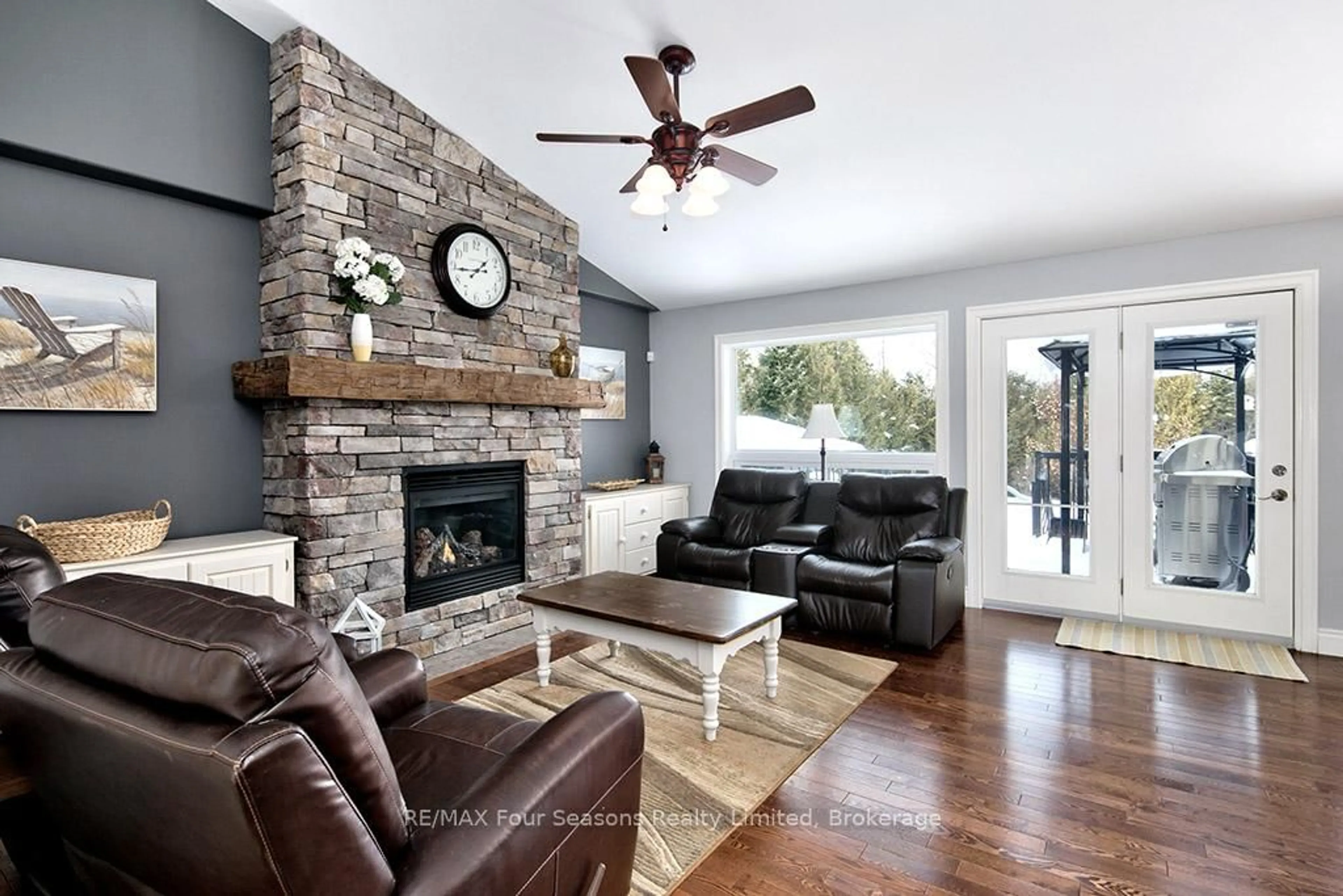Living room with furniture, unknown for 71 Broadview St, Collingwood Ontario L9Y 3Z1