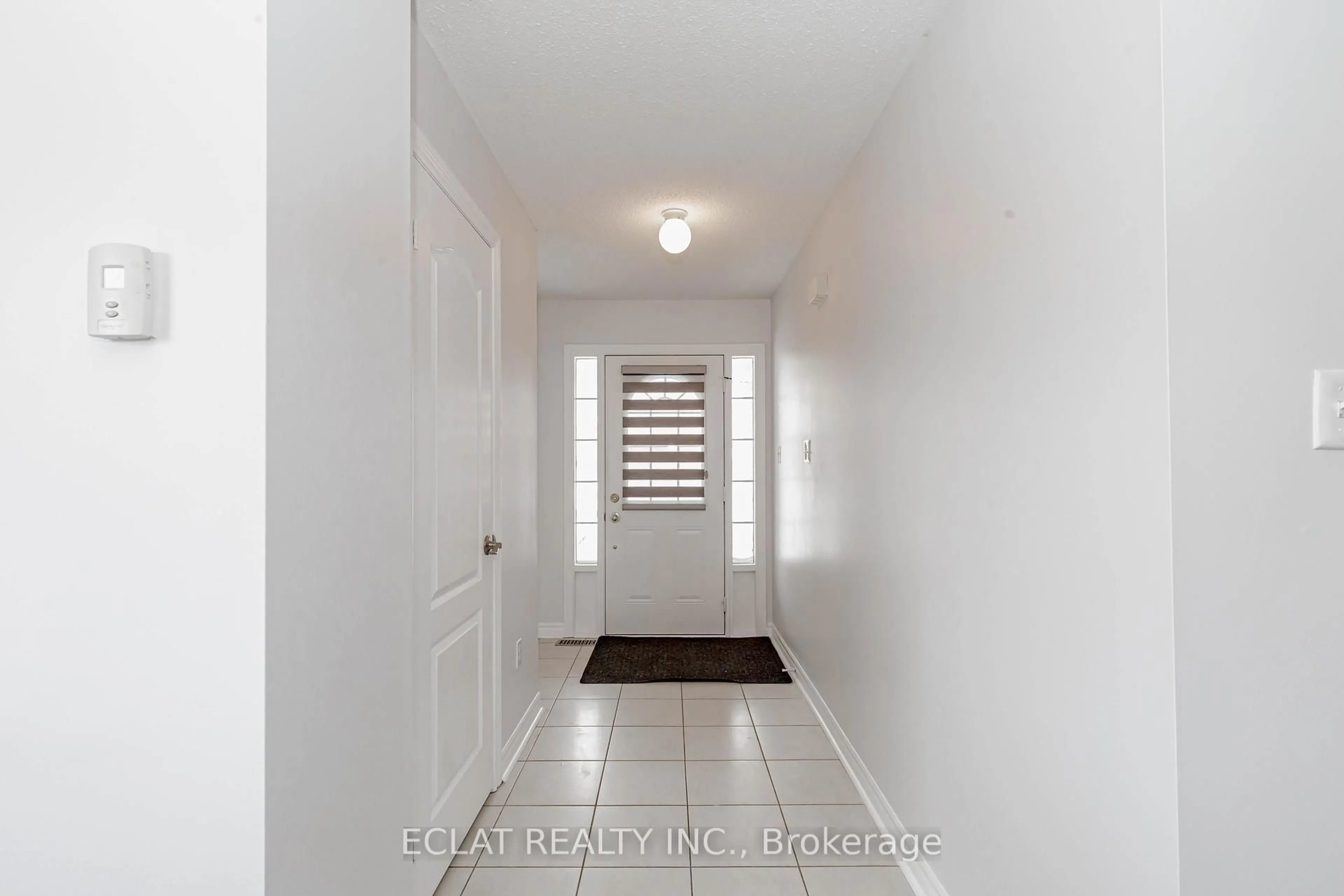 Indoor entryway for 12 Lancaster Crt, Barrie Ontario L4M 0G1