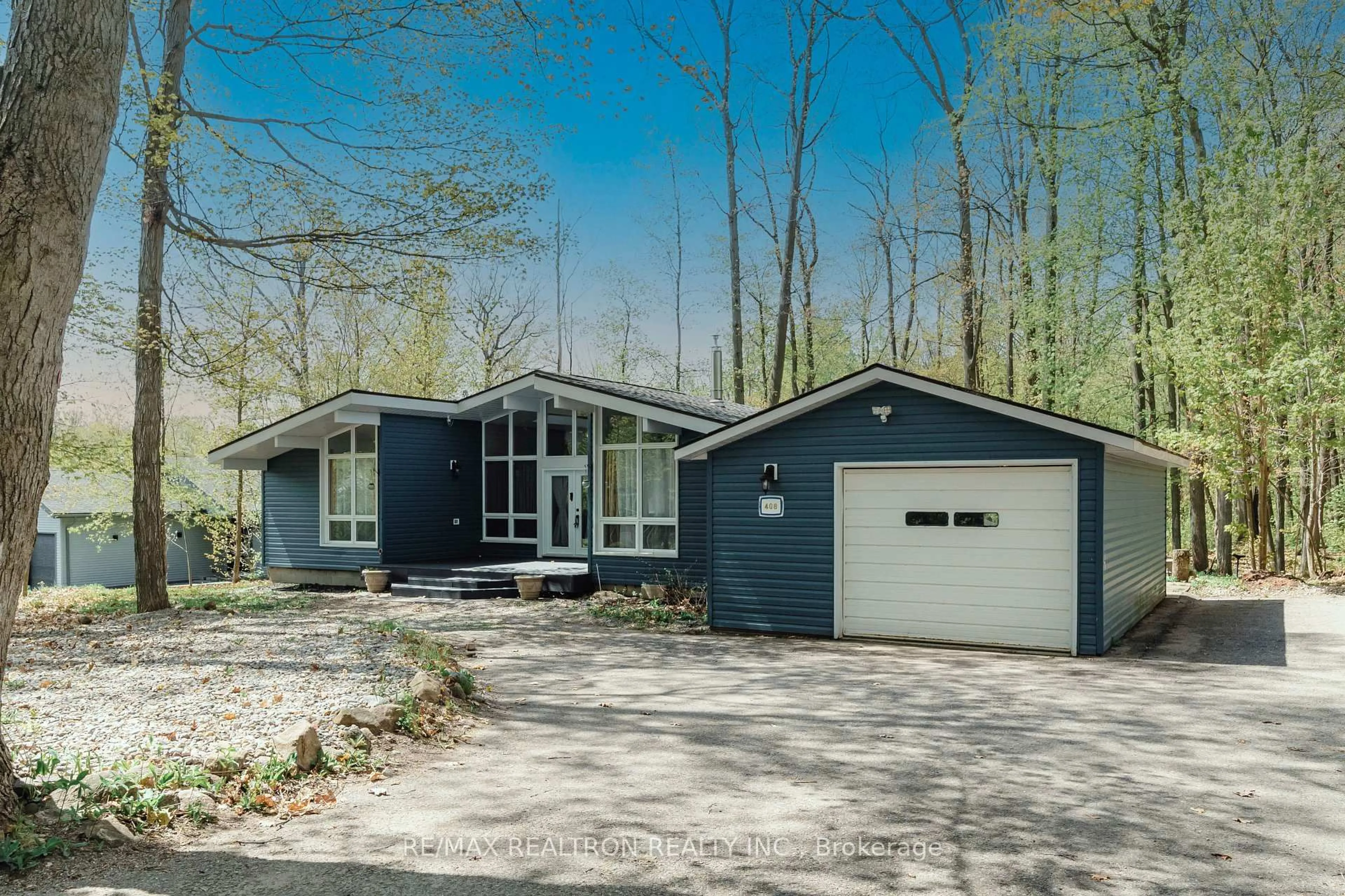 Home with vinyl exterior material, street for 408 Curry Rd, Midland Ontario L4R 5H2