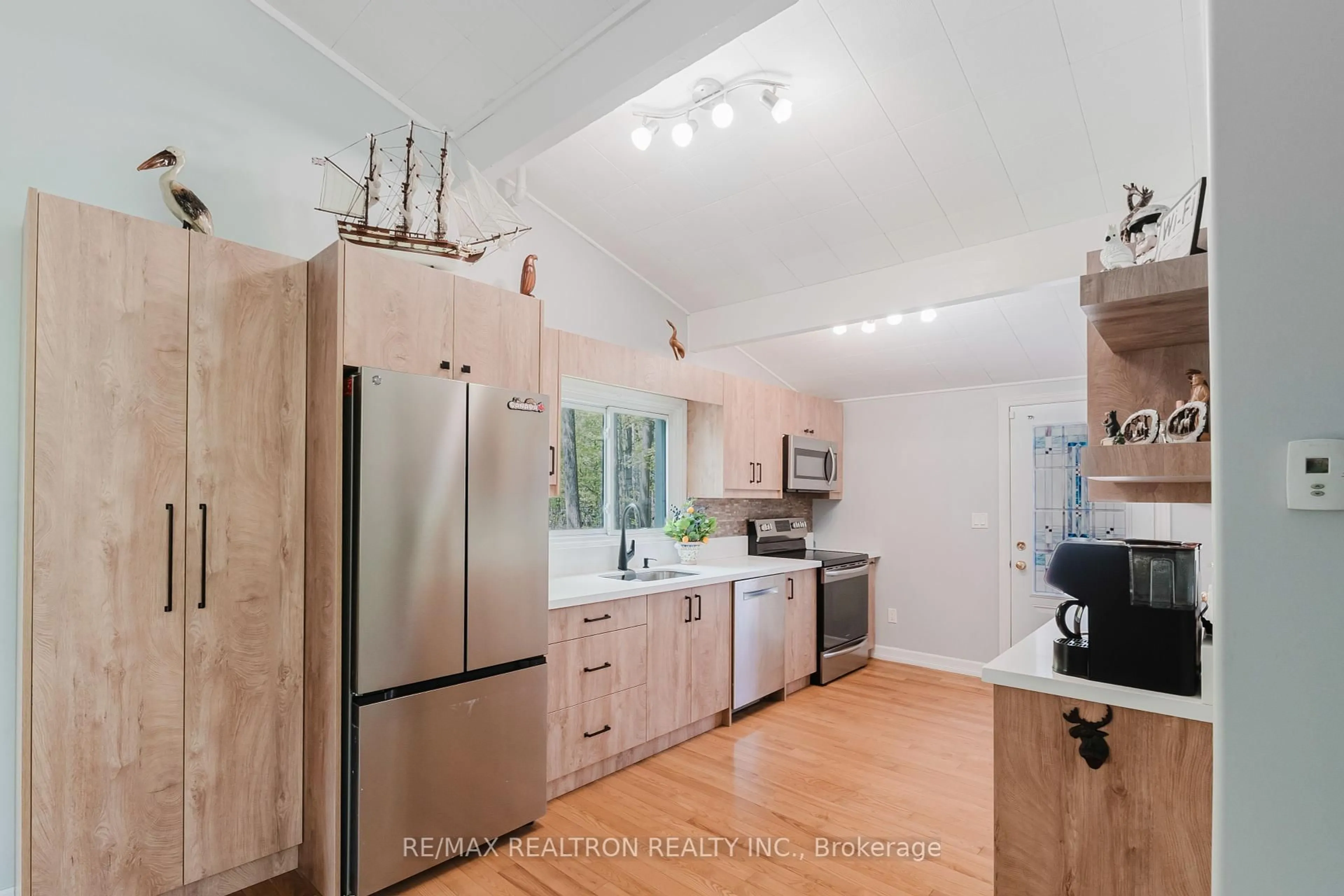 Open concept kitchen, unknown for 408 Curry Rd, Midland Ontario L4R 5H2