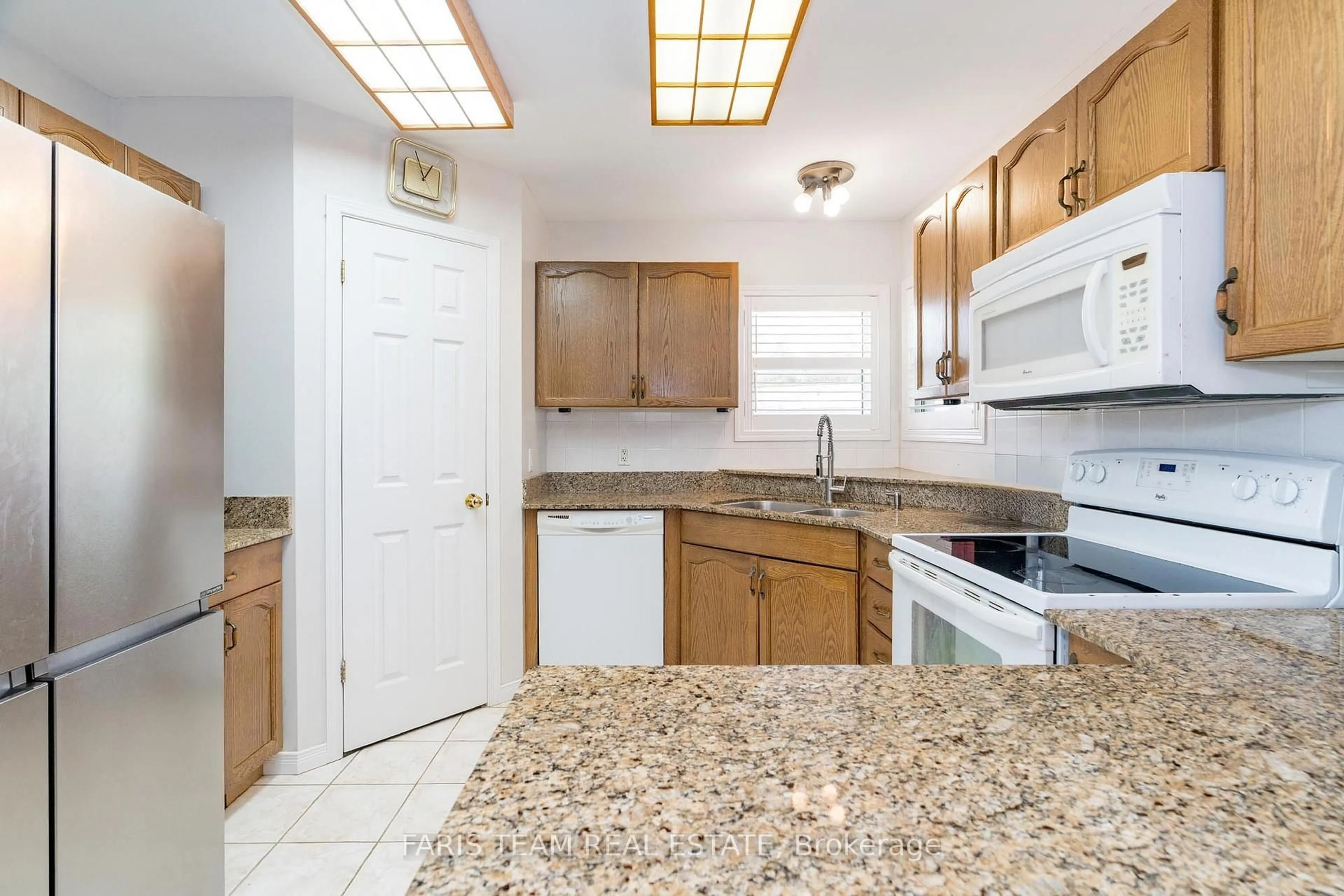 Standard kitchen, ceramic/tile floor for 30 Indiana Ave, Wasaga Beach Ontario L9Z 3A8