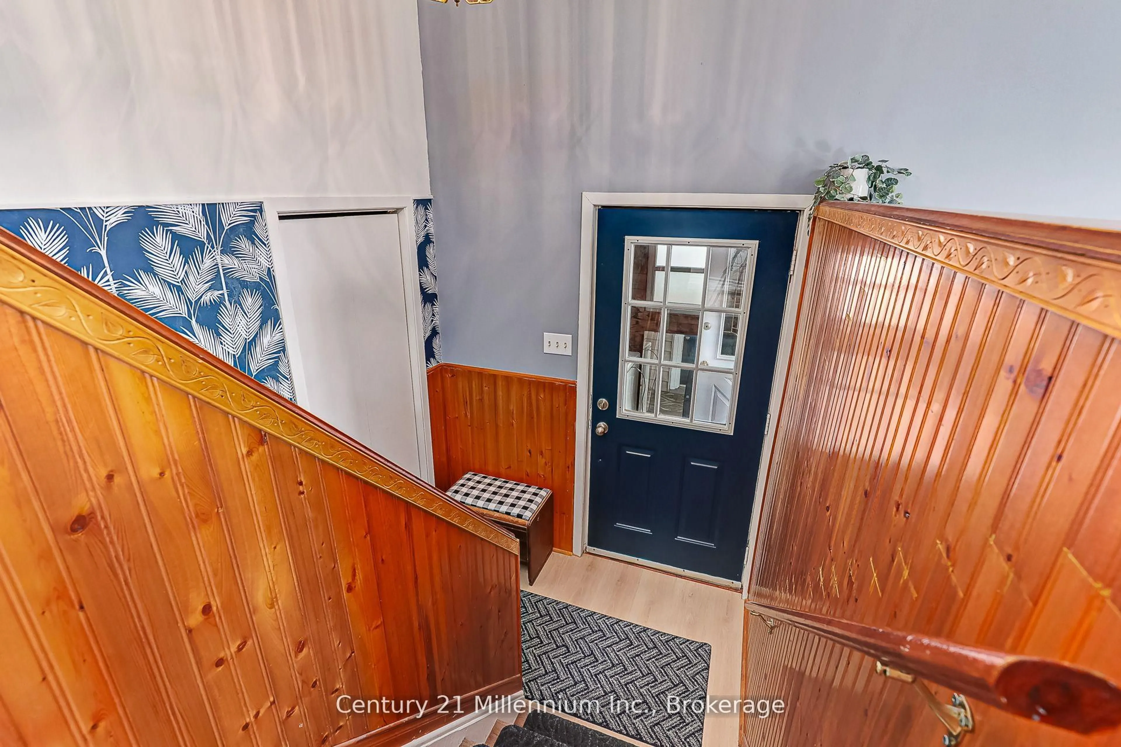 Indoor foyer for 64 Telfer Rd, Collingwood Ontario L9Y 4S2