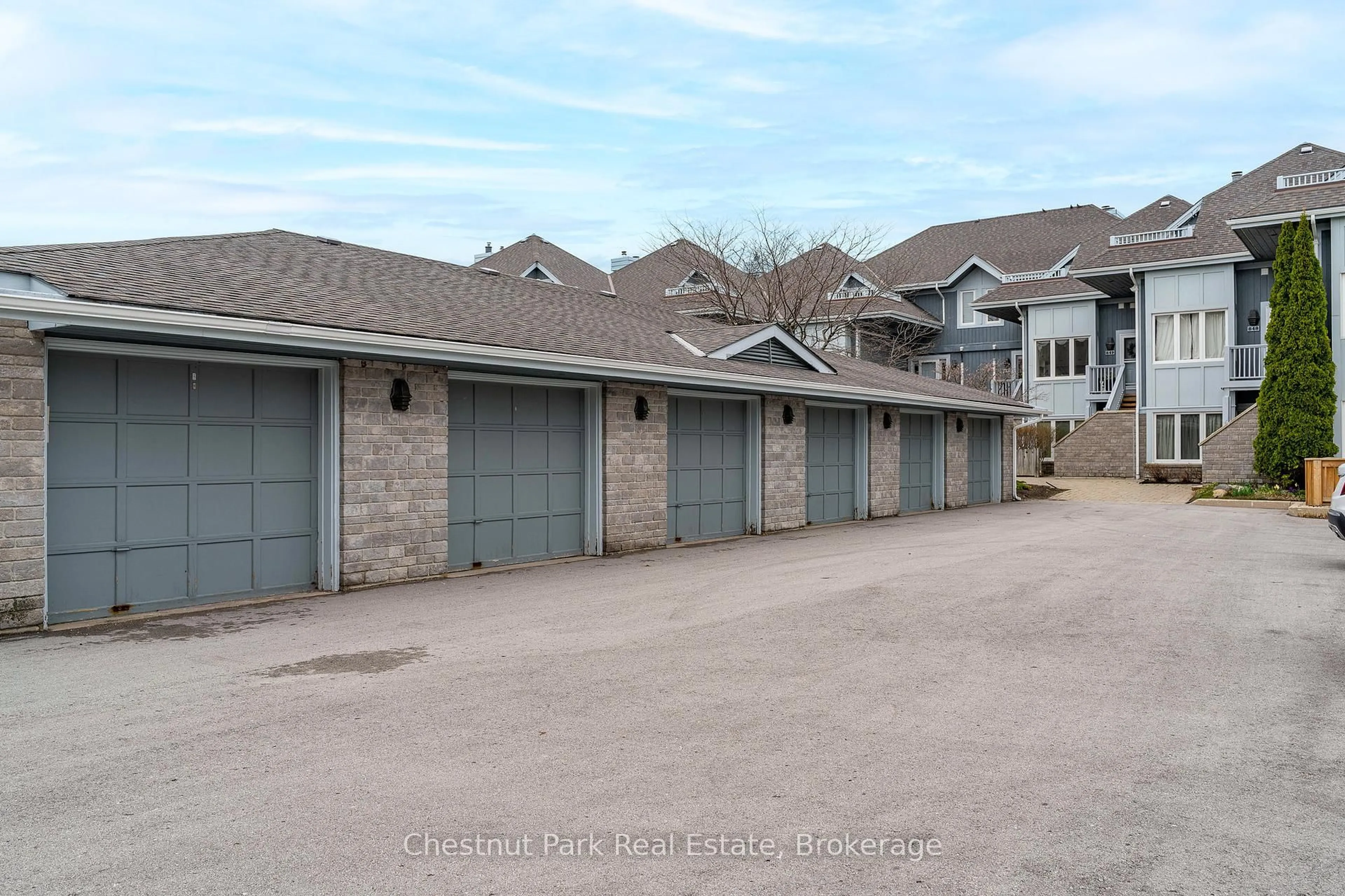 Indoor garage for 849-851 Suncrest Circ, Collingwood Ontario L9Y 5C7