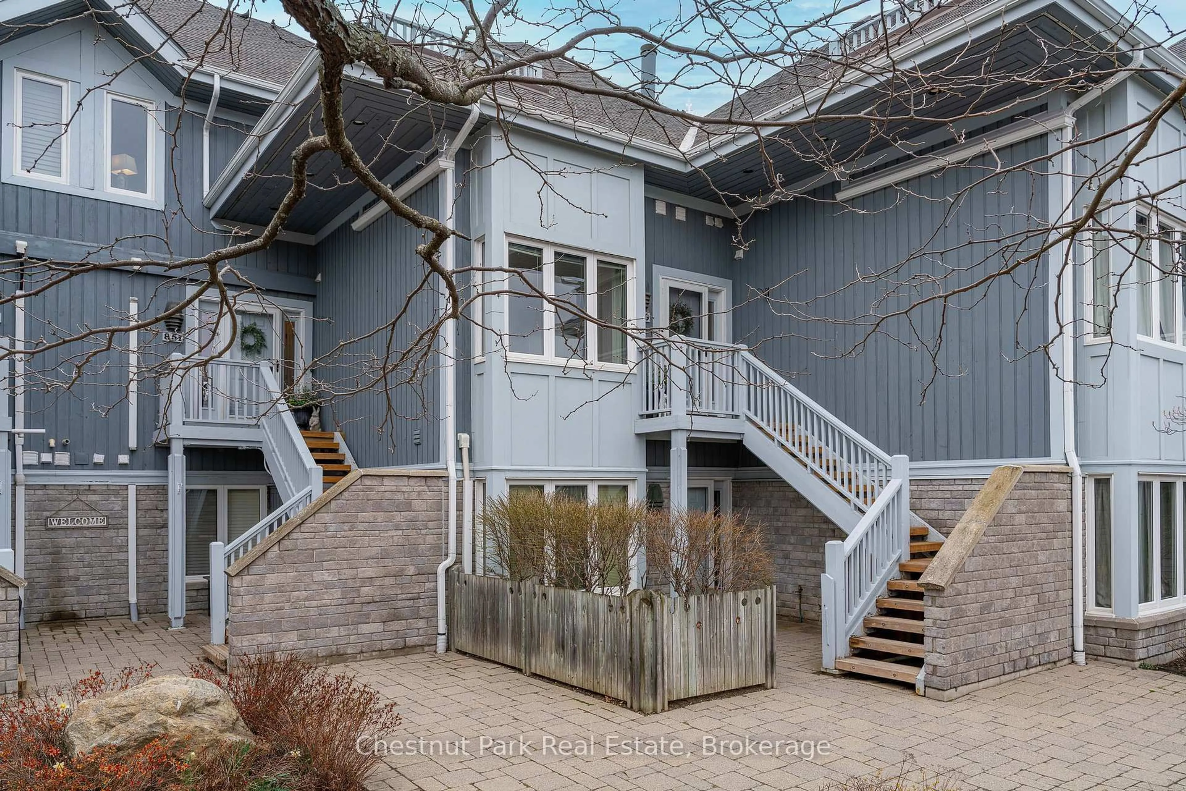 A pic from outside/outdoor area/front of a property/back of a property/a pic from drone, street for 849-851 Suncrest Circ, Collingwood Ontario L9Y 5C7