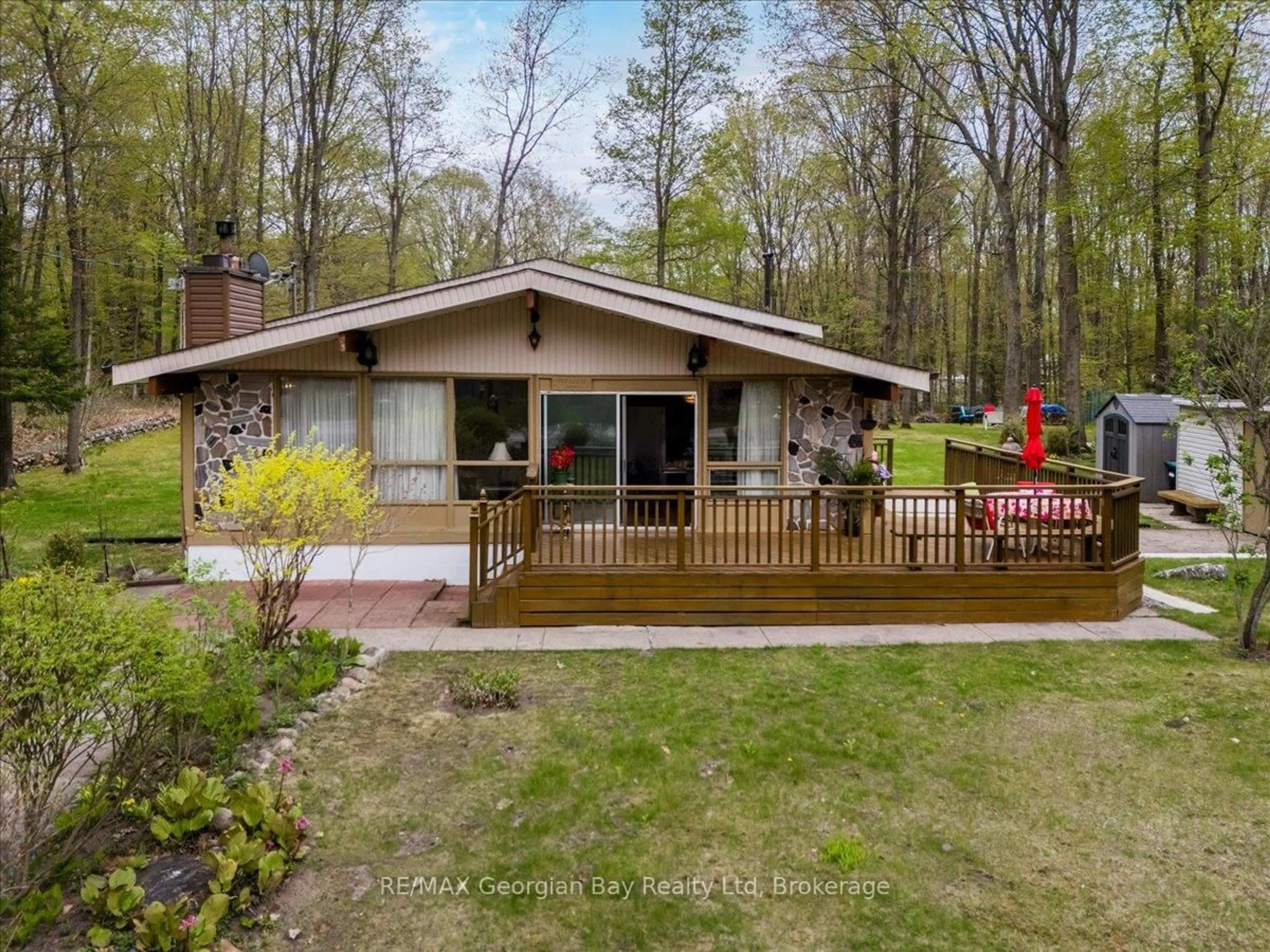 Home with vinyl exterior material, water/lake/river/ocean view for 25 Tall Pines Dr, Tiny Ontario L9M 0H4