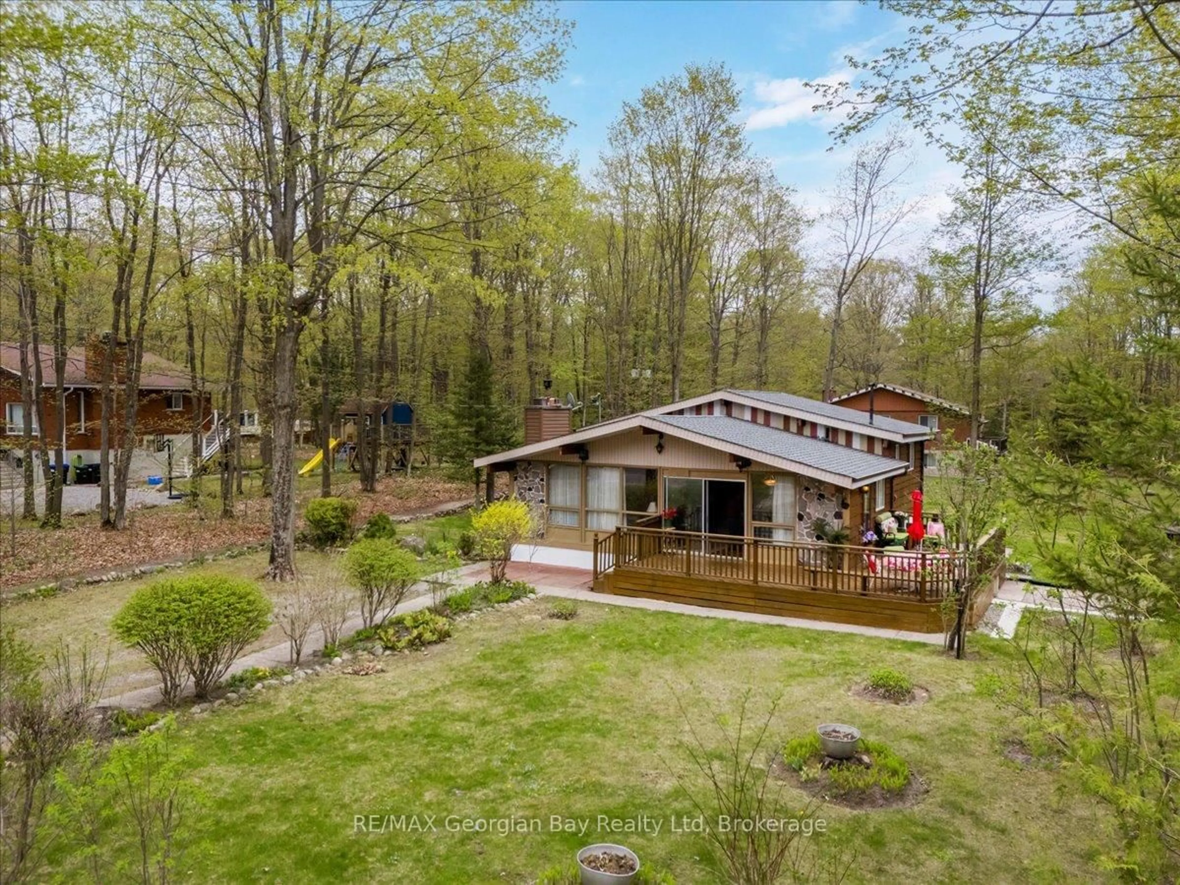 A pic from outside/outdoor area/front of a property/back of a property/a pic from drone, unknown for 25 Tall Pines Dr, Tiny Ontario L9M 0H4