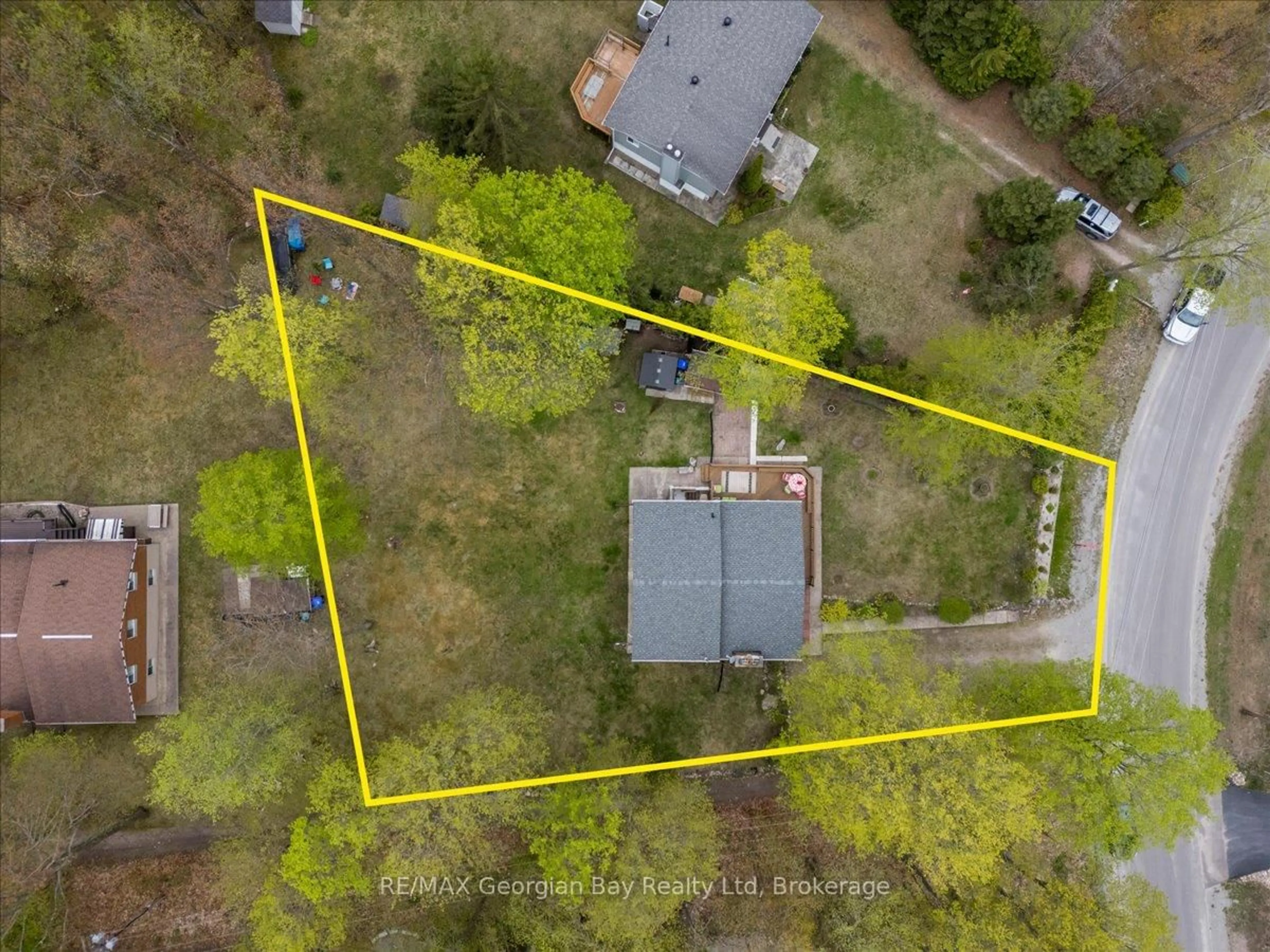 A pic from outside/outdoor area/front of a property/back of a property/a pic from drone, unknown for 25 Tall Pines Dr, Tiny Ontario L9M 0H4