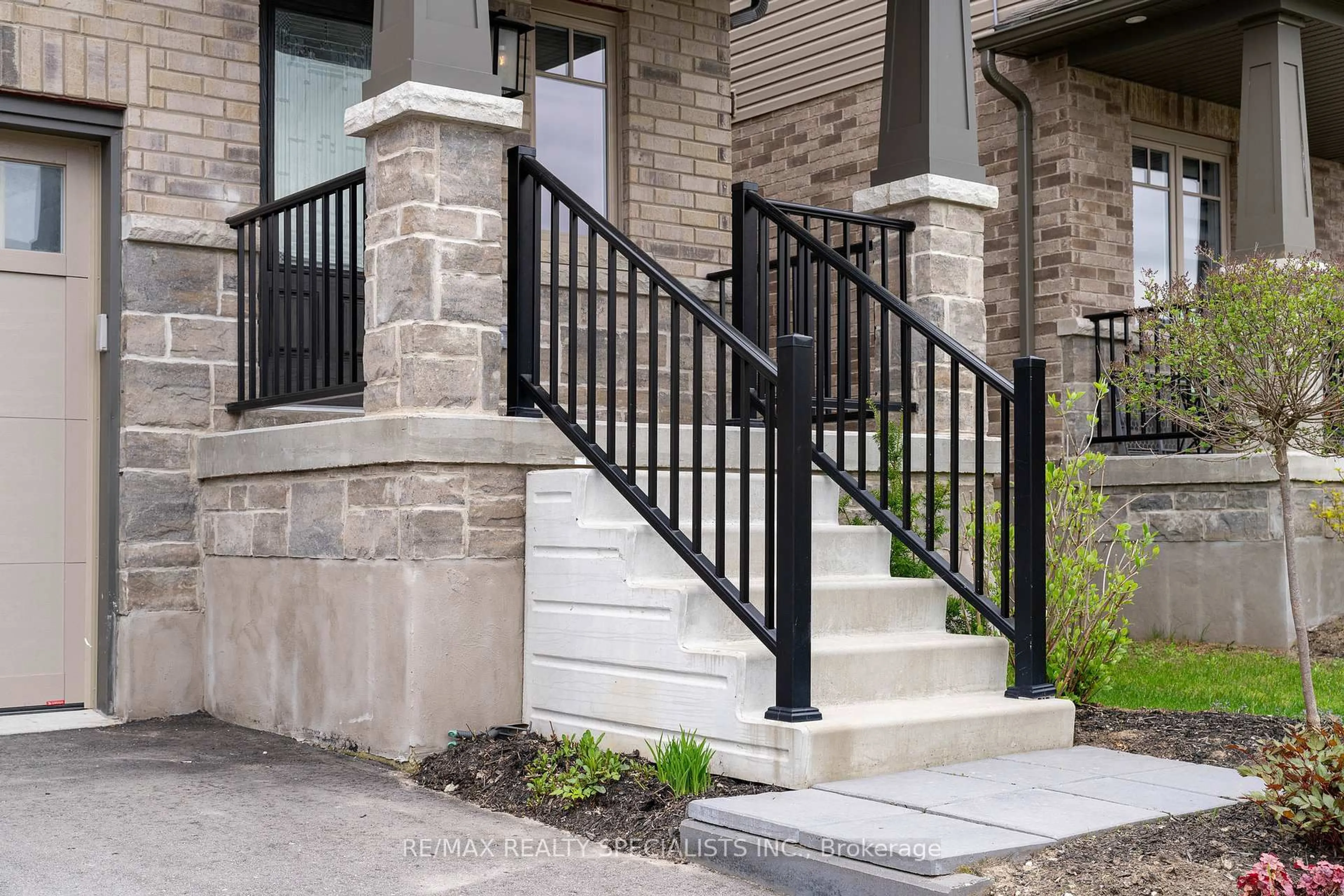 Stairs for 99 Archer Ave, Collingwood Ontario L9Y 0E2