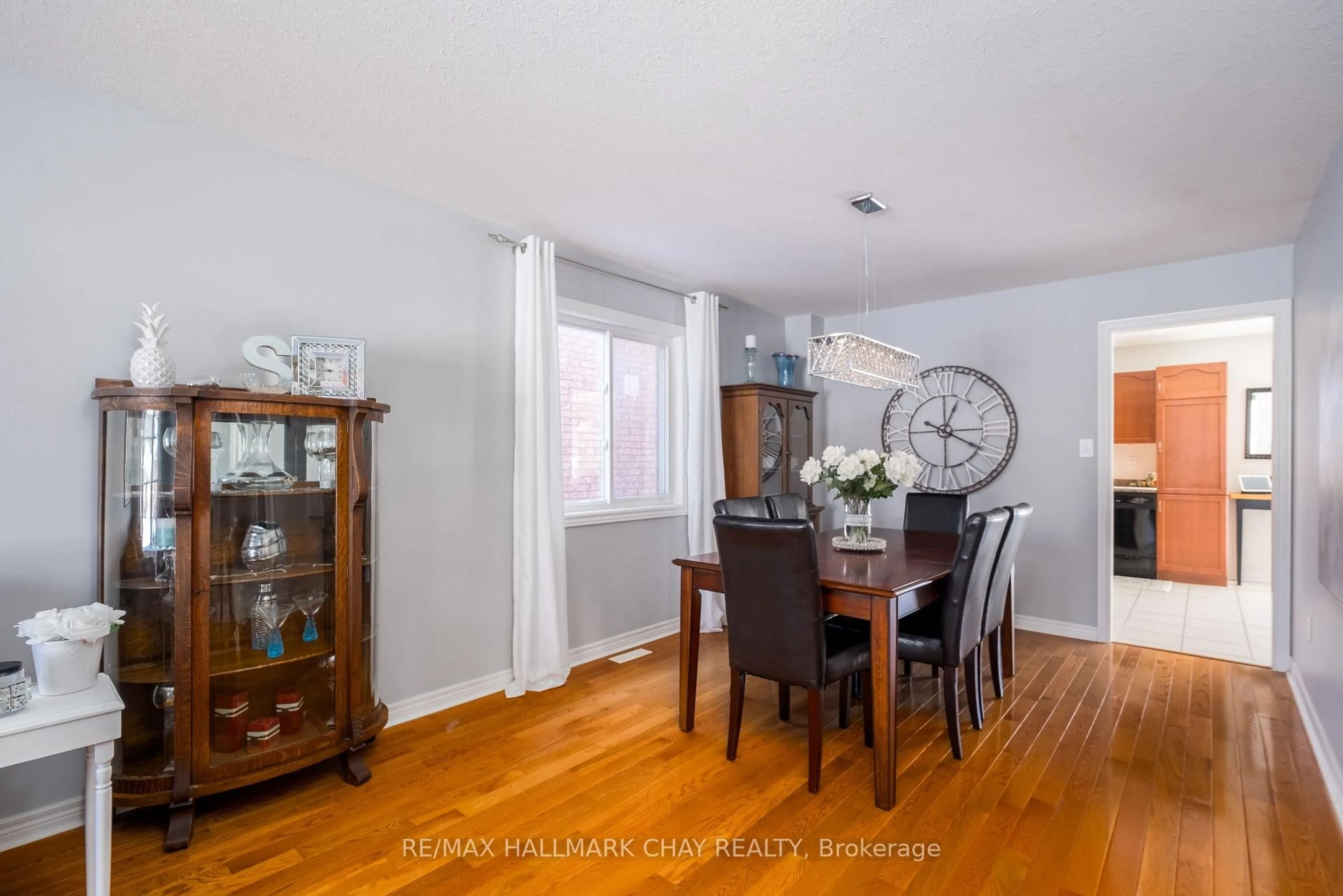 Dining room, wood/laminate floor for 105 Crompton Dr, Barrie Ontario L4M 6N9