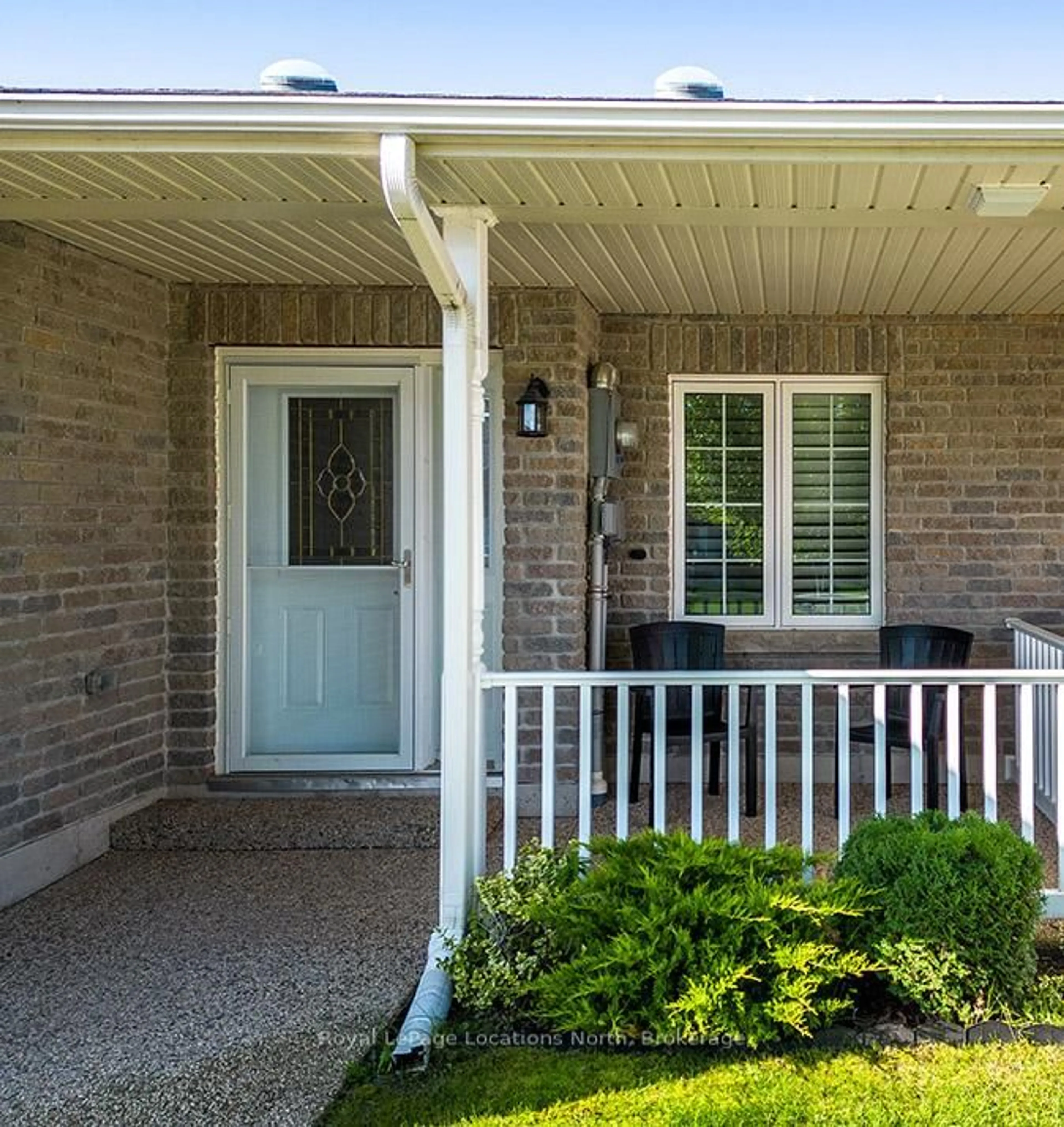 Home with vinyl exterior material, street for 20 Chestnut Lane, Wasaga Beach Ontario L9Z 0G4