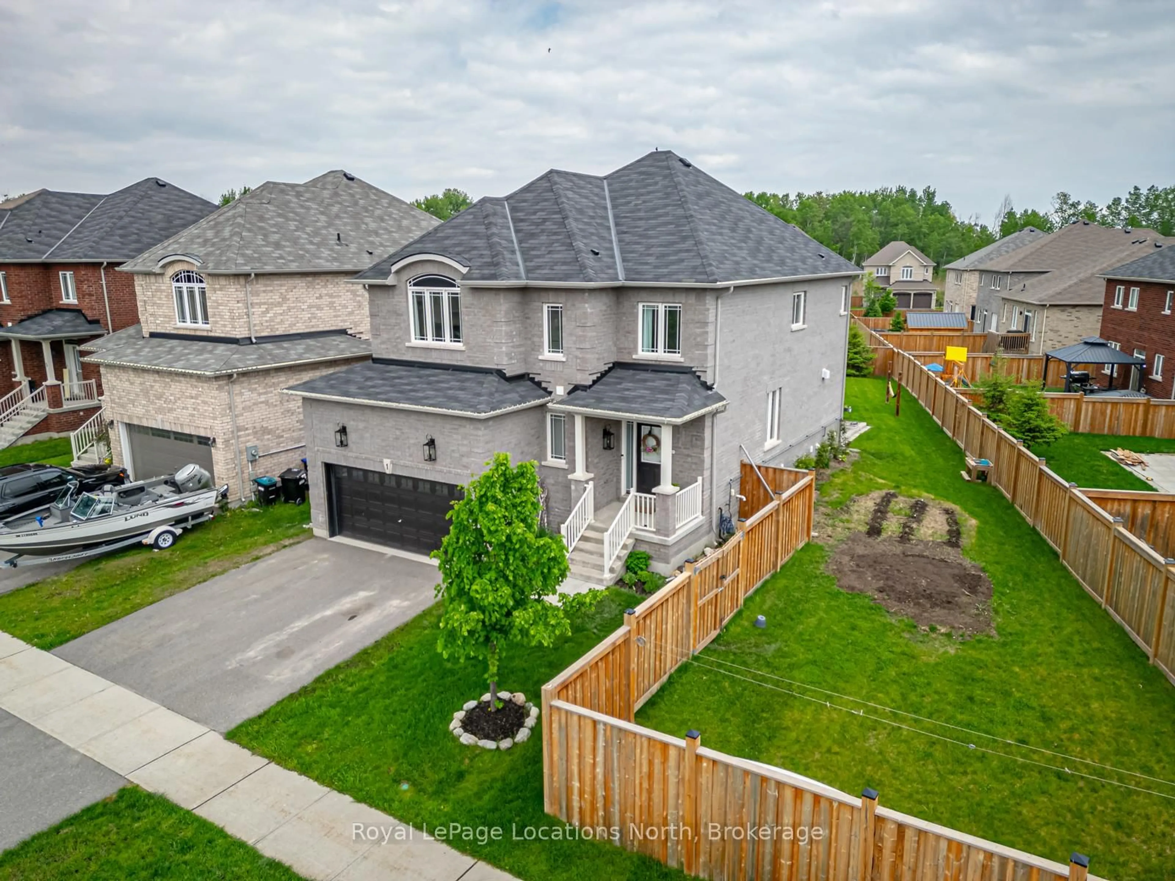 A pic from outside/outdoor area/front of a property/back of a property/a pic from drone, street for 1 Academy Ave, Wasaga Beach Ontario L9Z 0G9